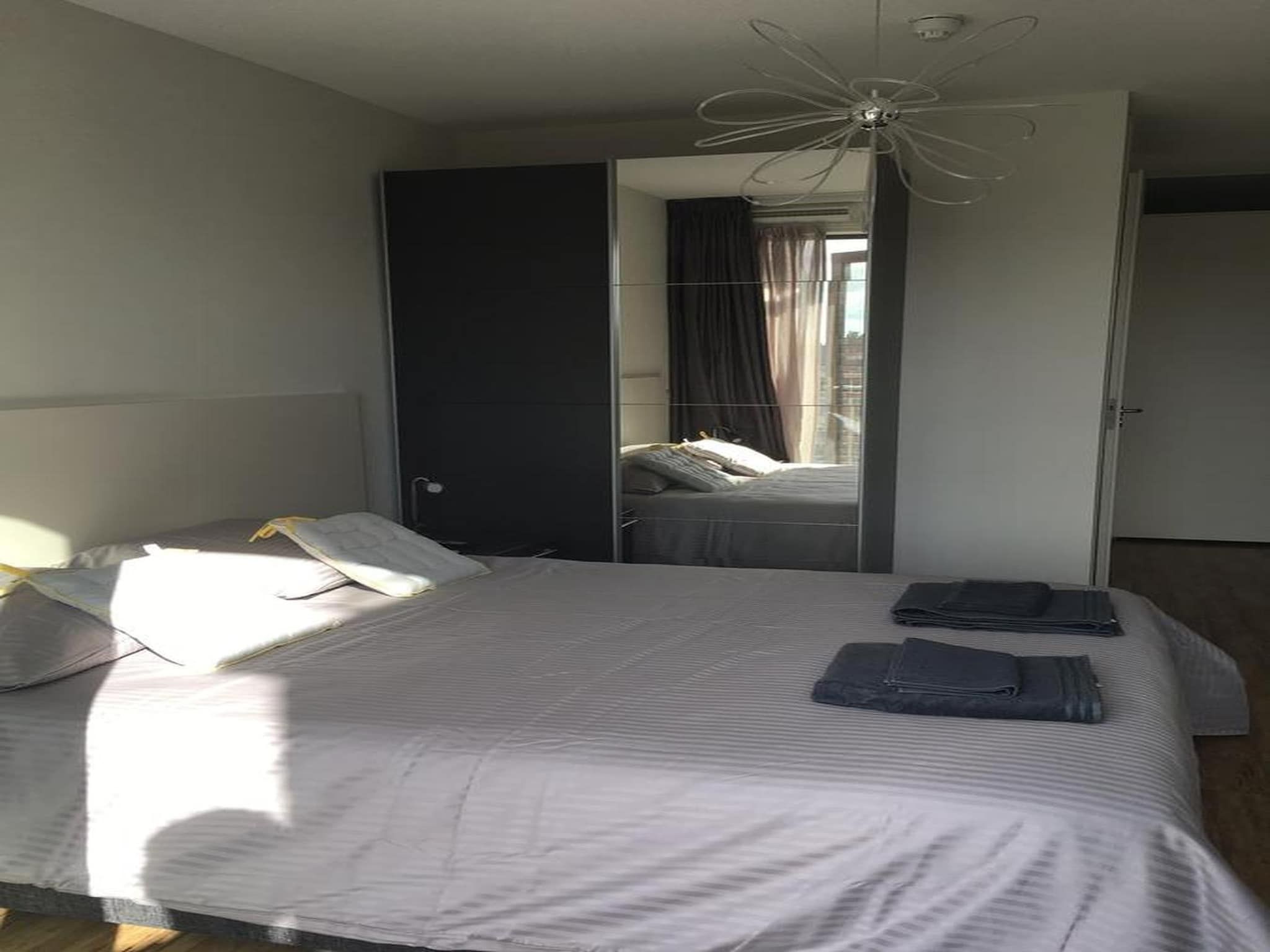 Een slaapkamer van Appartement Hellingweg met balkon in Den Haag