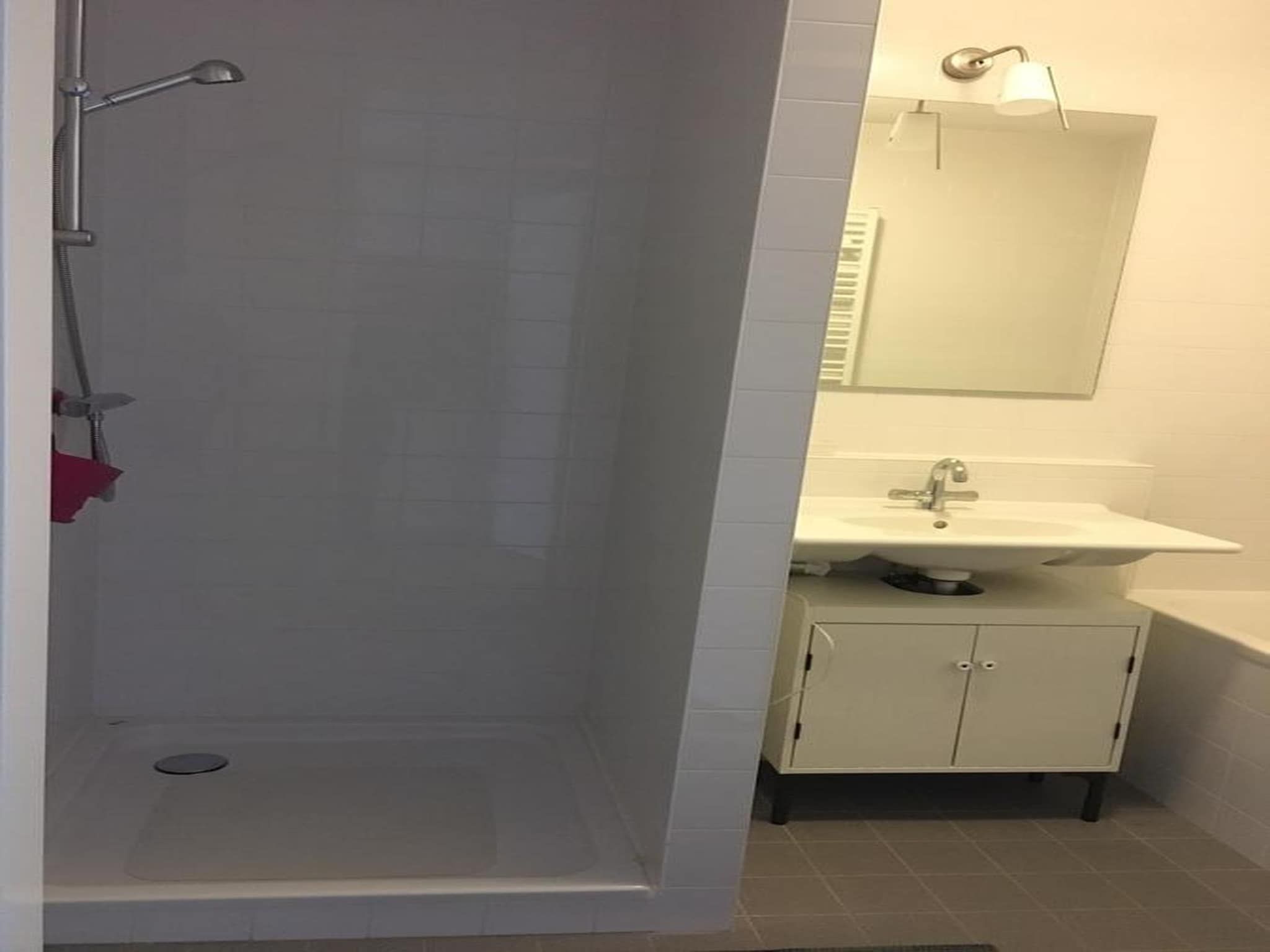 De badkamer van Appartement Hellingweg met balkon in Den Haag