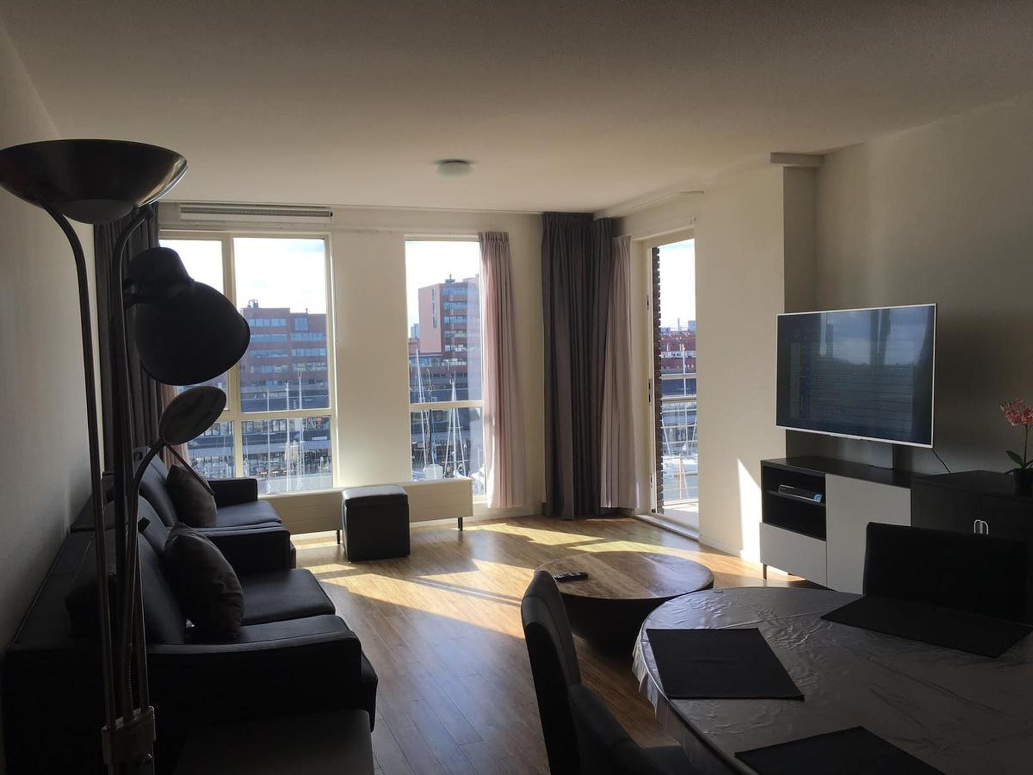 De woonkamer van Appartement Hellingweg met balkon in Den Haag