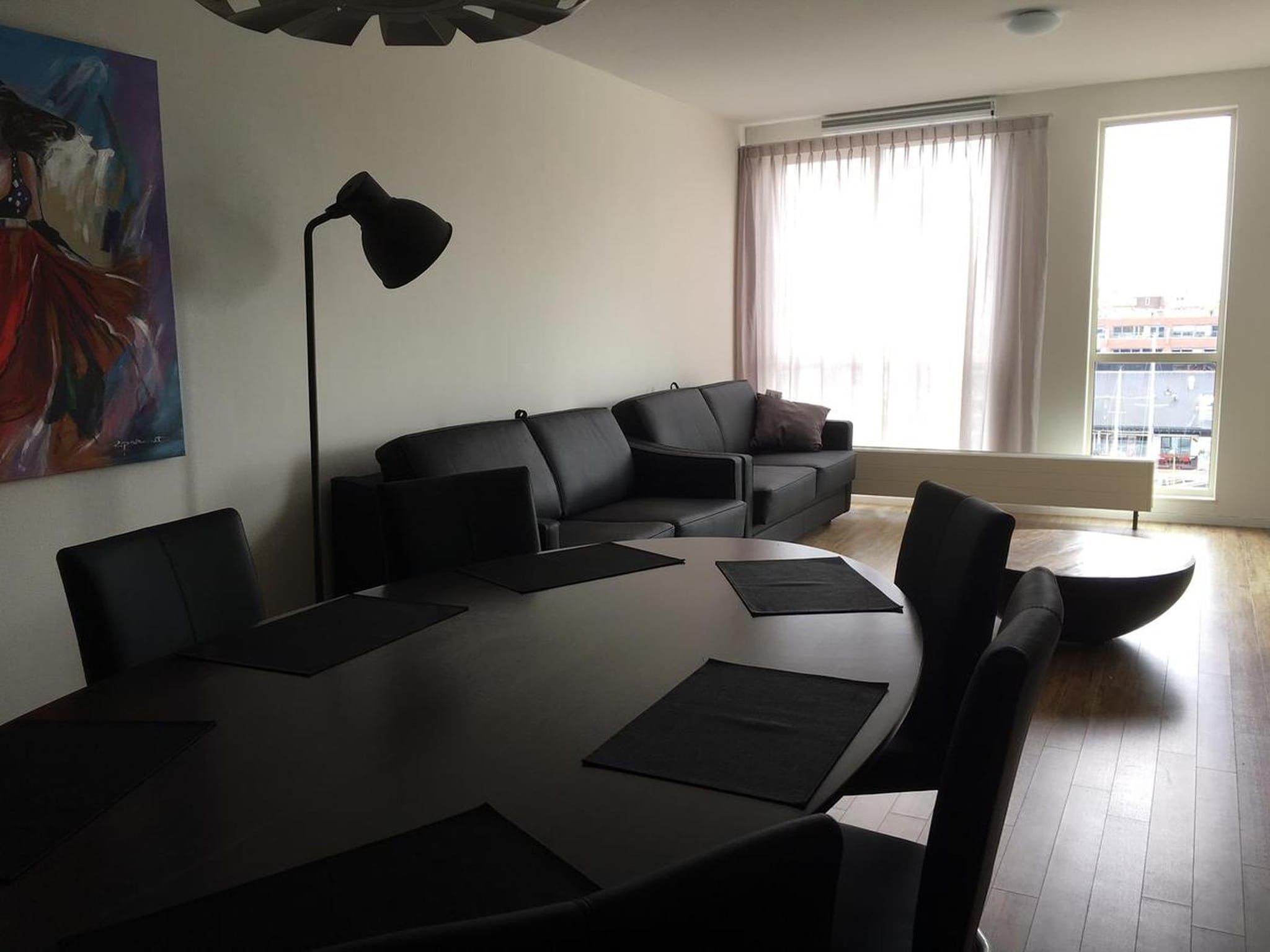 De woonkamer van Appartement Hellingweg met balkon in Den Haag
