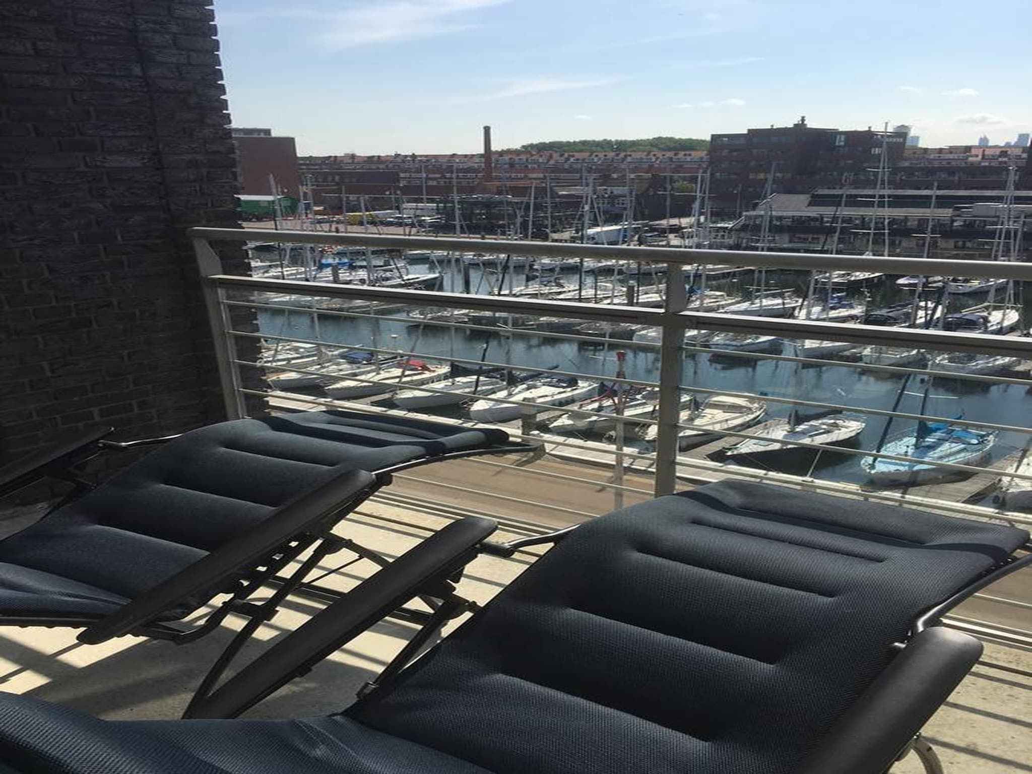 Het terras van Appartement Hellingweg met balkon in Den Haag