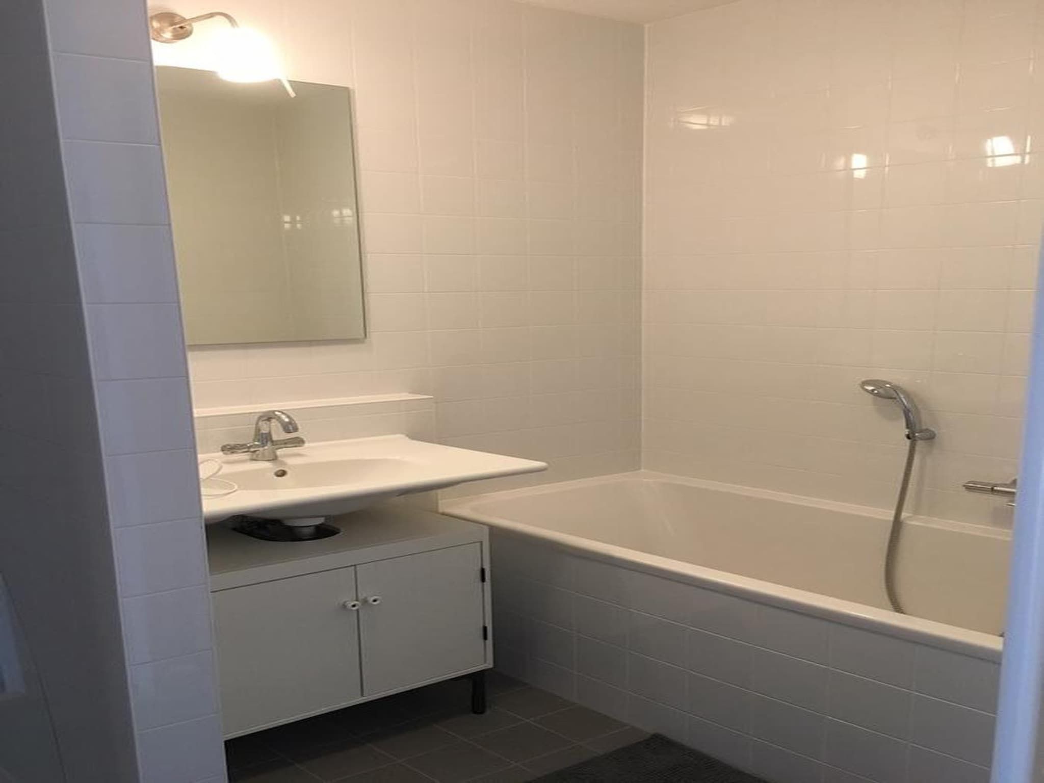 De badkamer van Appartement Hellingweg met balkon in Den Haag