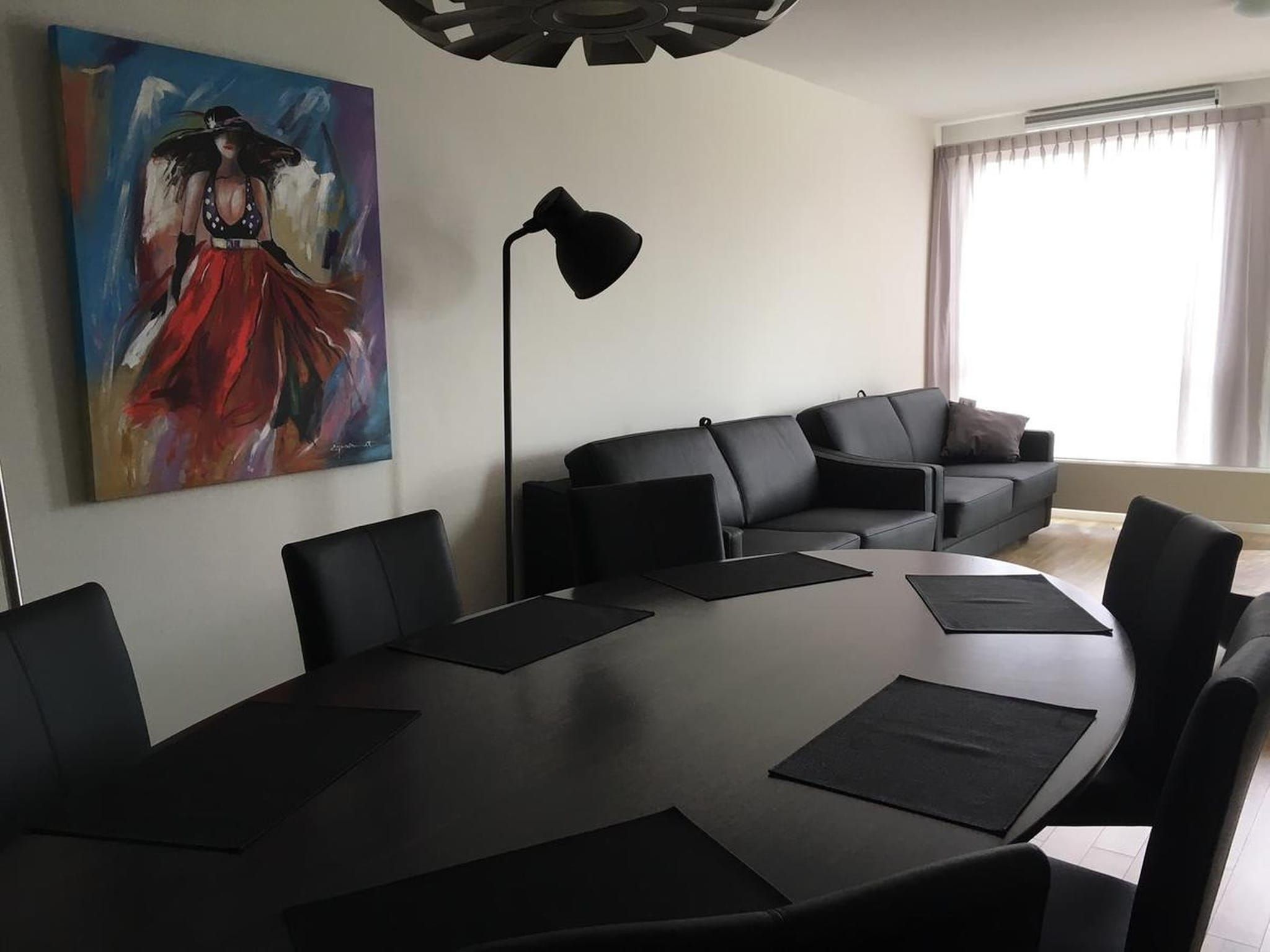 De woonkamer van Appartement Hellingweg met balkon in Den Haag