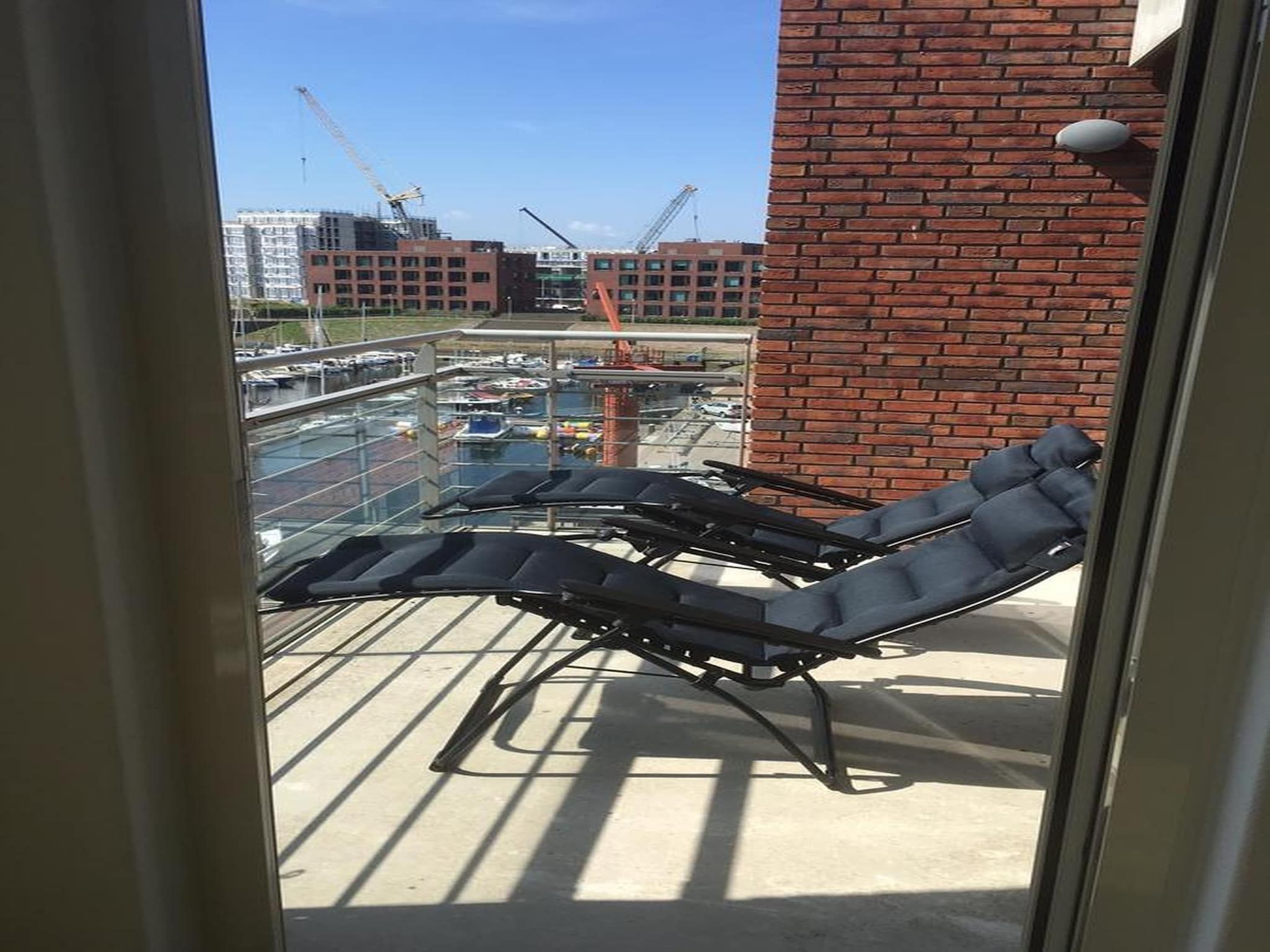Het terras van Appartement Hellingweg met balkon in Den Haag