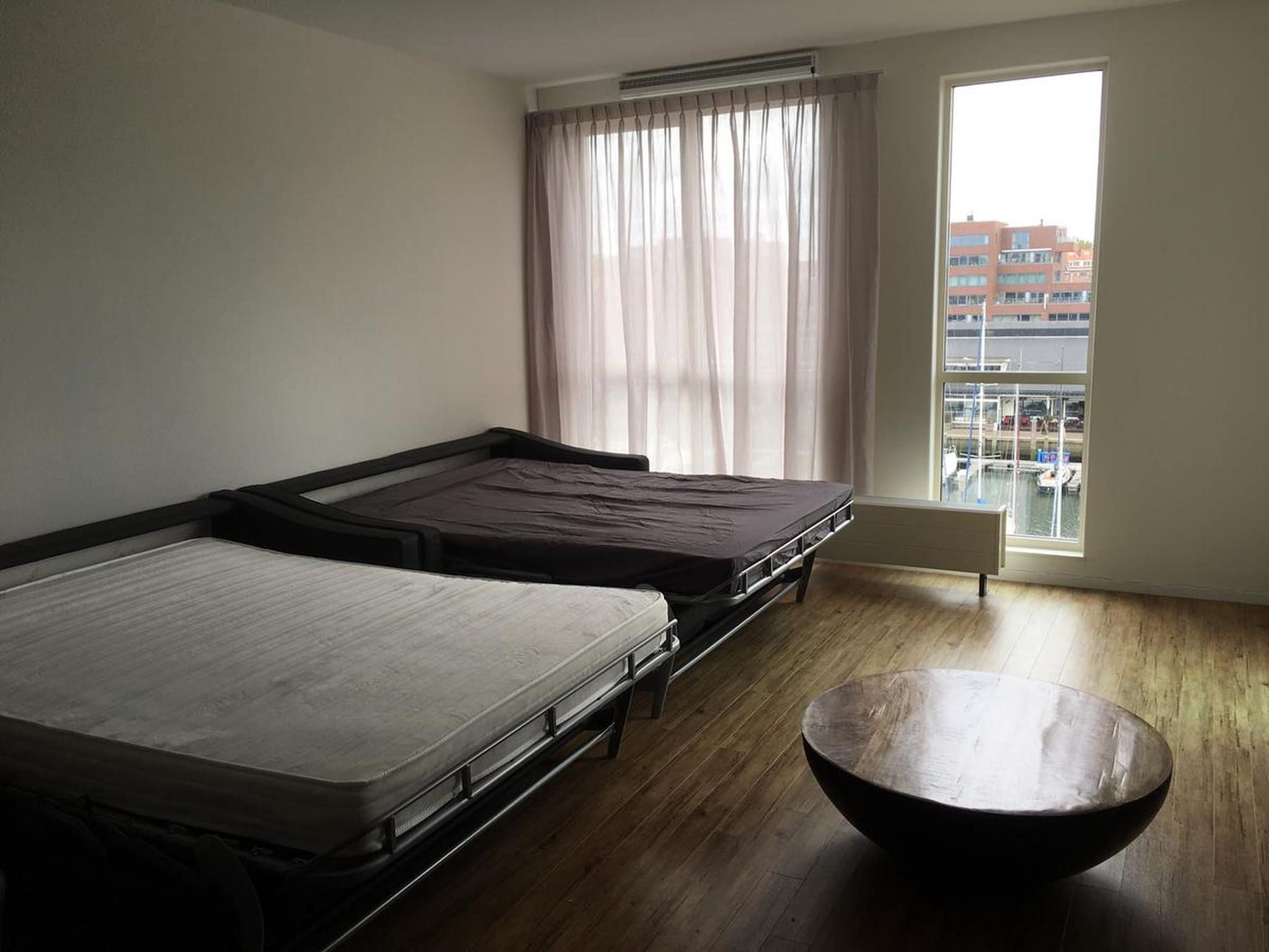 De woonkamer van Appartement Hellingweg met balkon in Den Haag