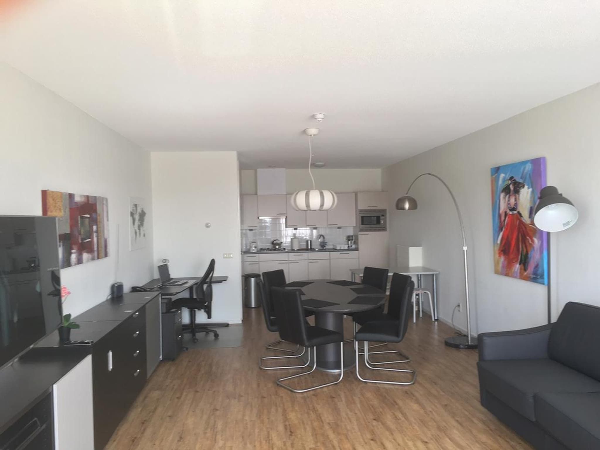 De eetkamer van Appartement Hellingweg met balkon in Den Haag