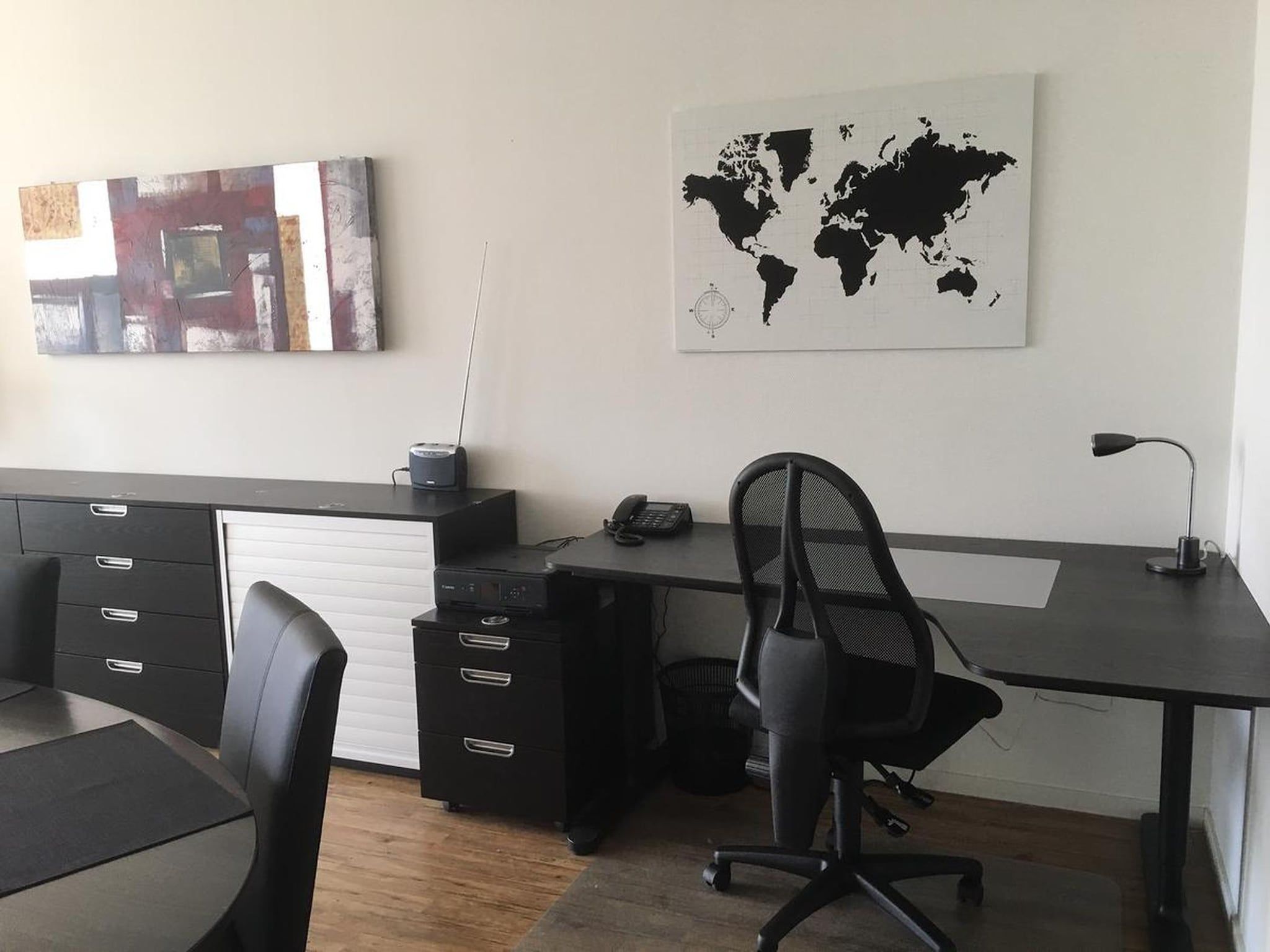 De woonkamer van Appartement Hellingweg met balkon in Den Haag