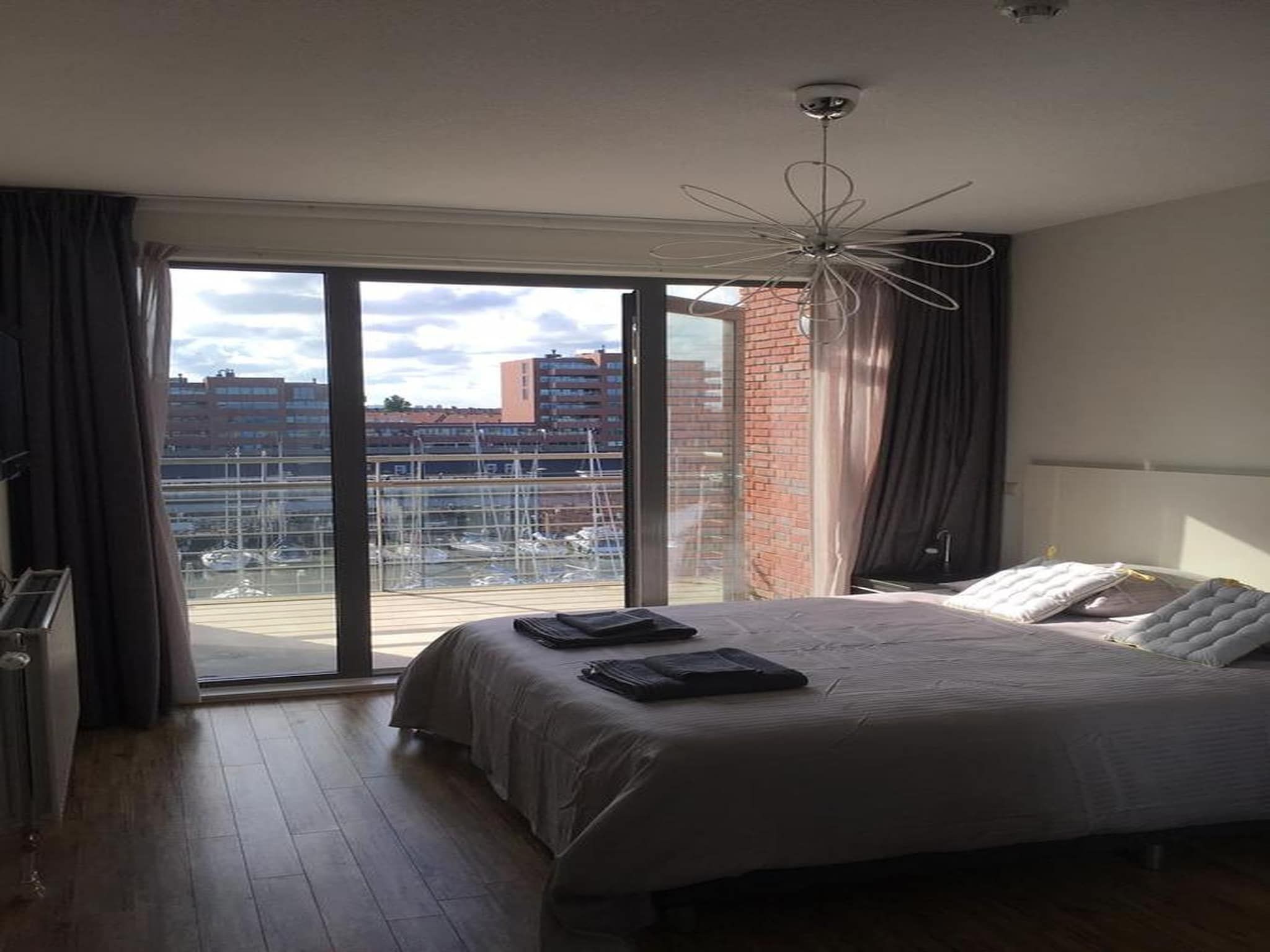 Een slaapkamer van Appartement Hellingweg met balkon in Den Haag