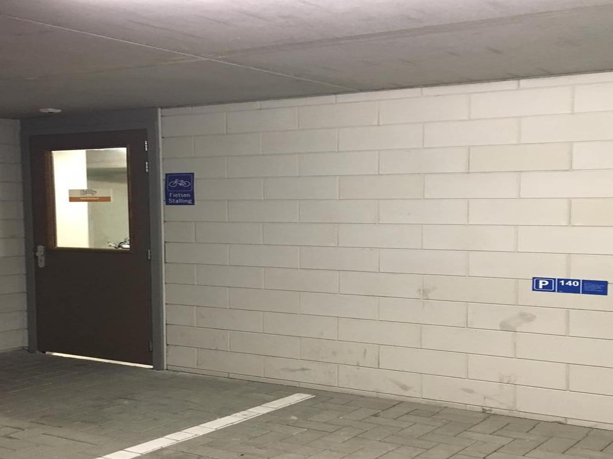 Voorzieningen bij Appartement Hellingweg met balkon in Den Haag