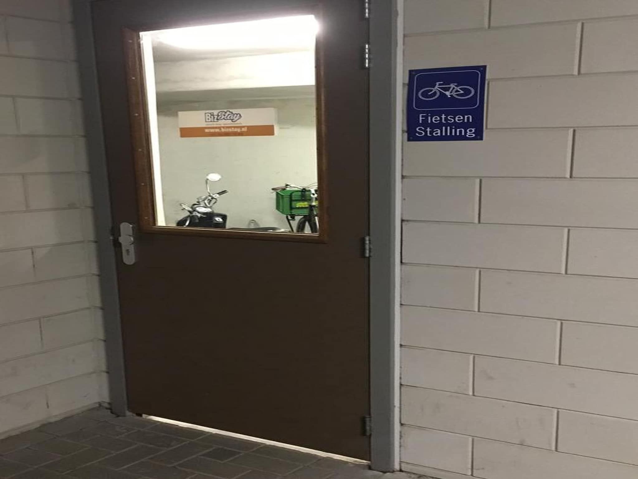 Voorzieningen bij Appartement Hellingweg met balkon in Den Haag