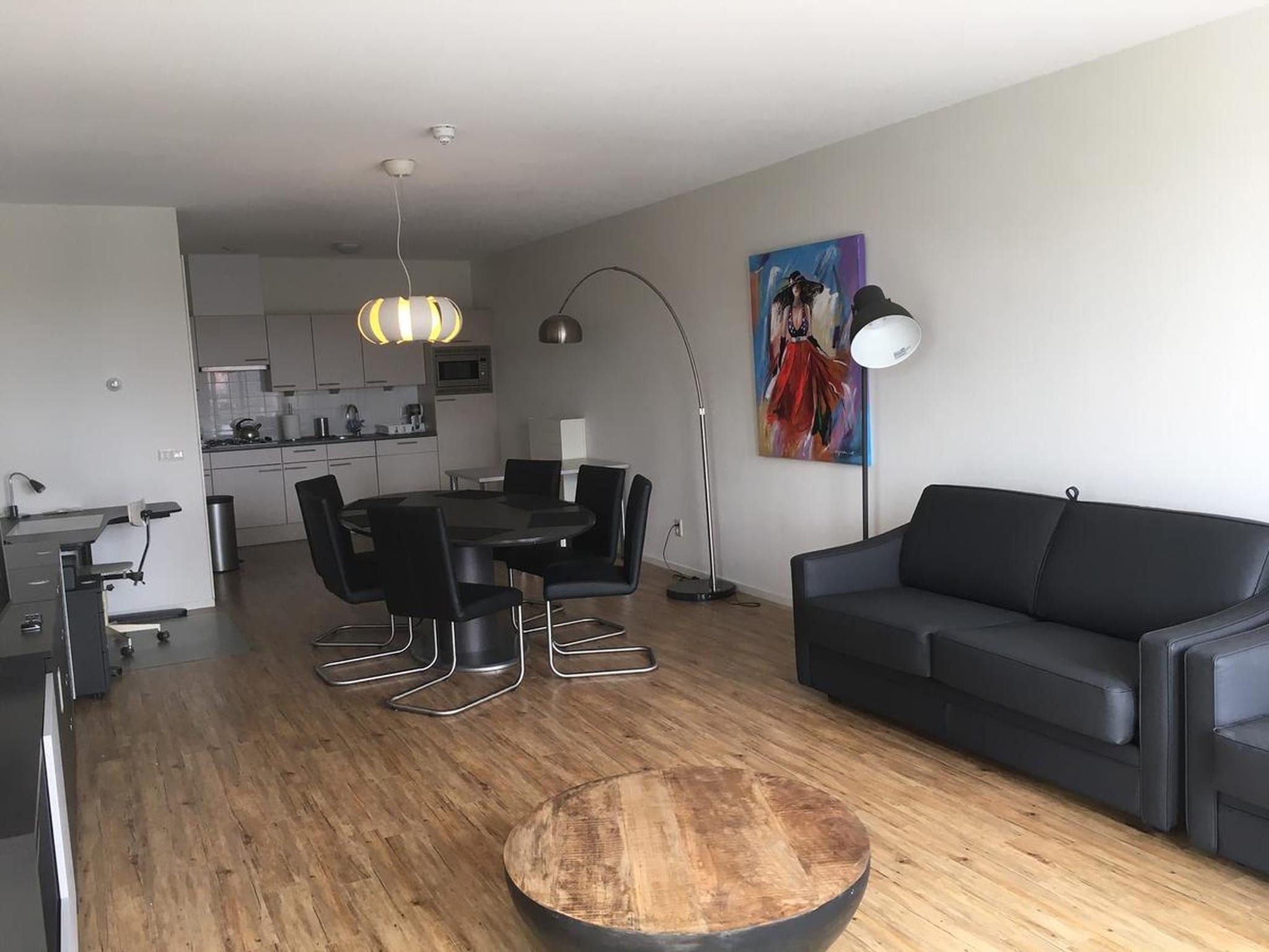 De woonkamer van Appartement Hellingweg met balkon in Den Haag