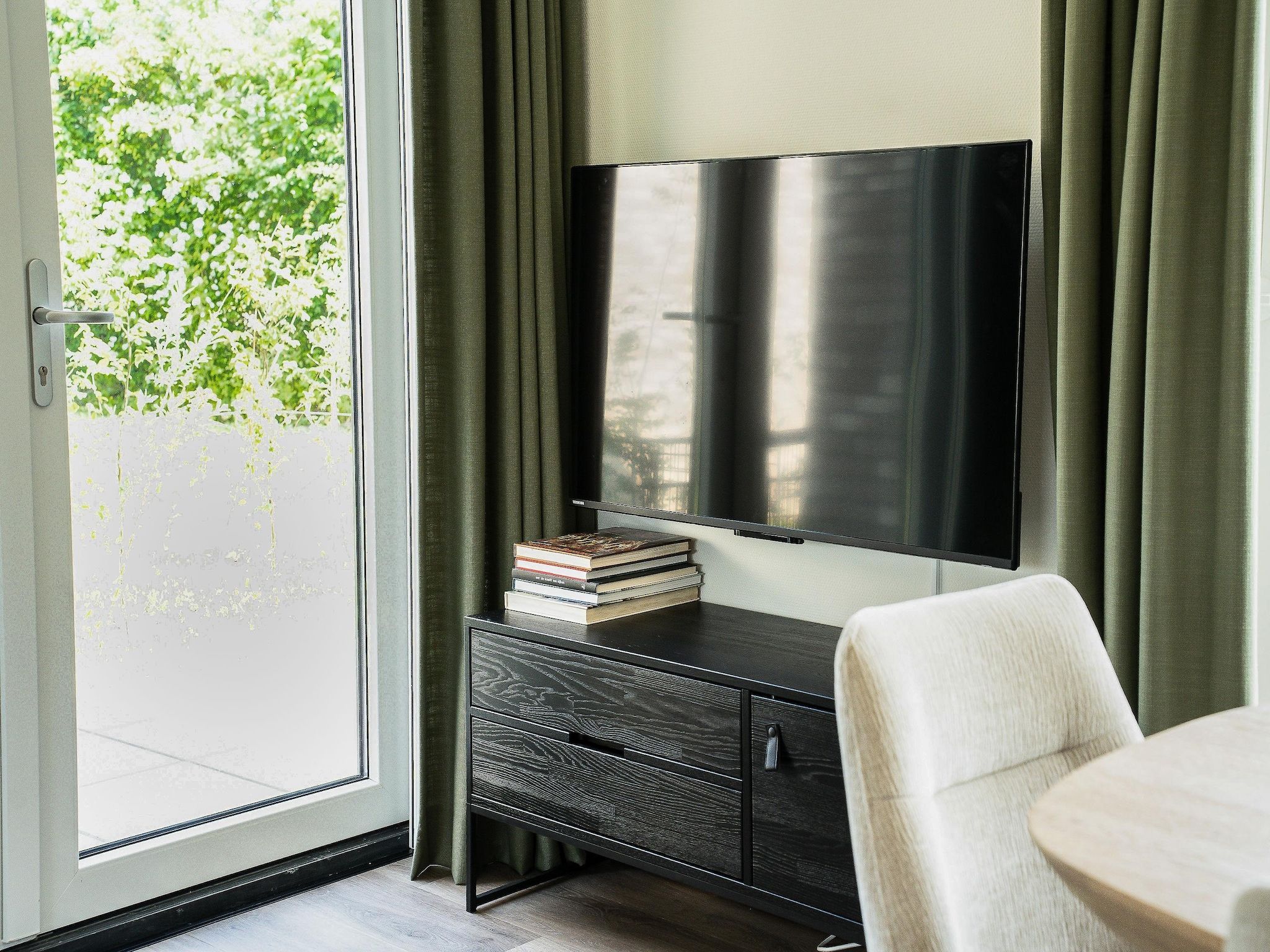 De woonkamer van Wetterfrei in Elahuizen