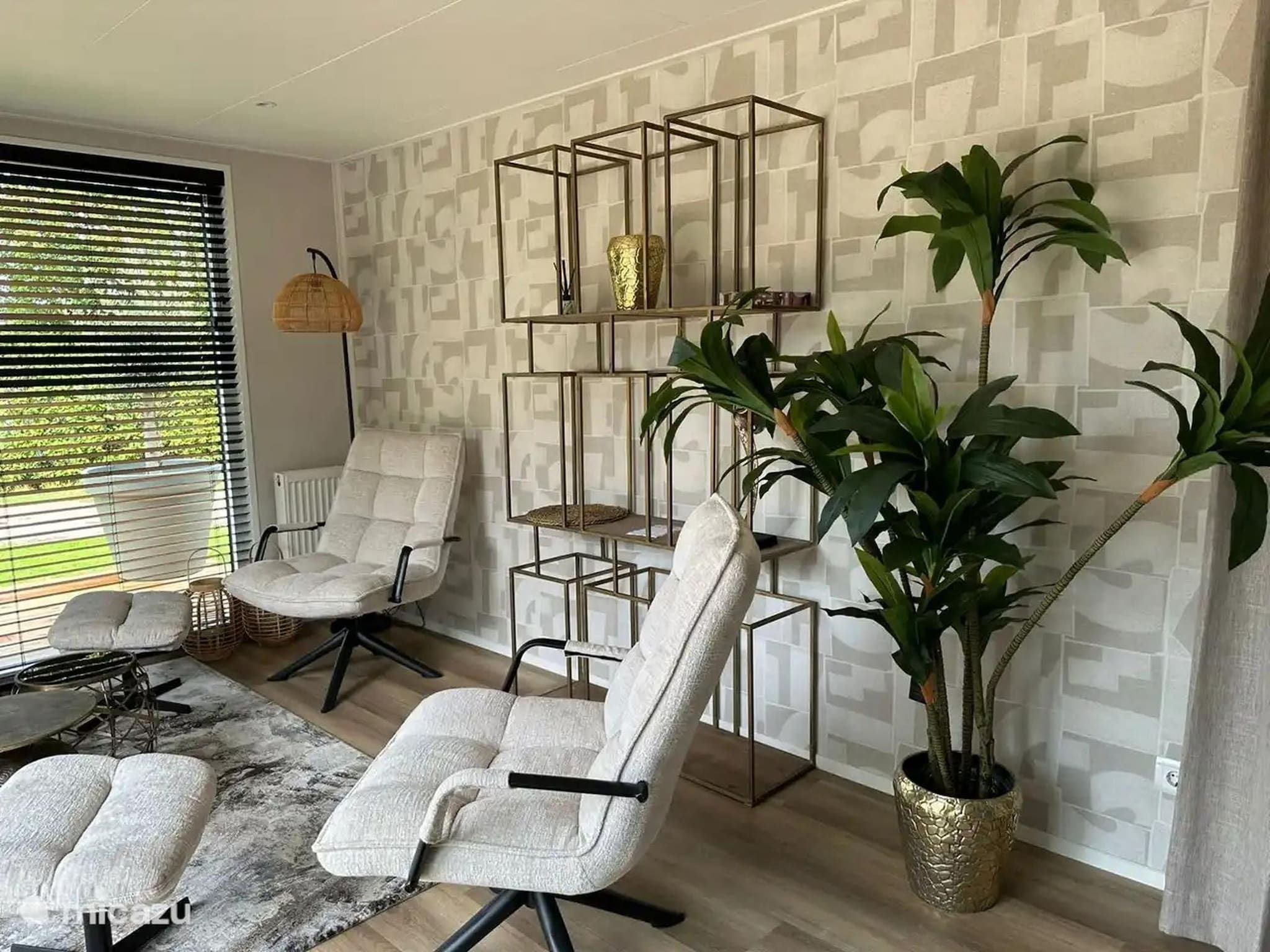 De woonkamer van Chalet de Blauwe regen in Balkbrug