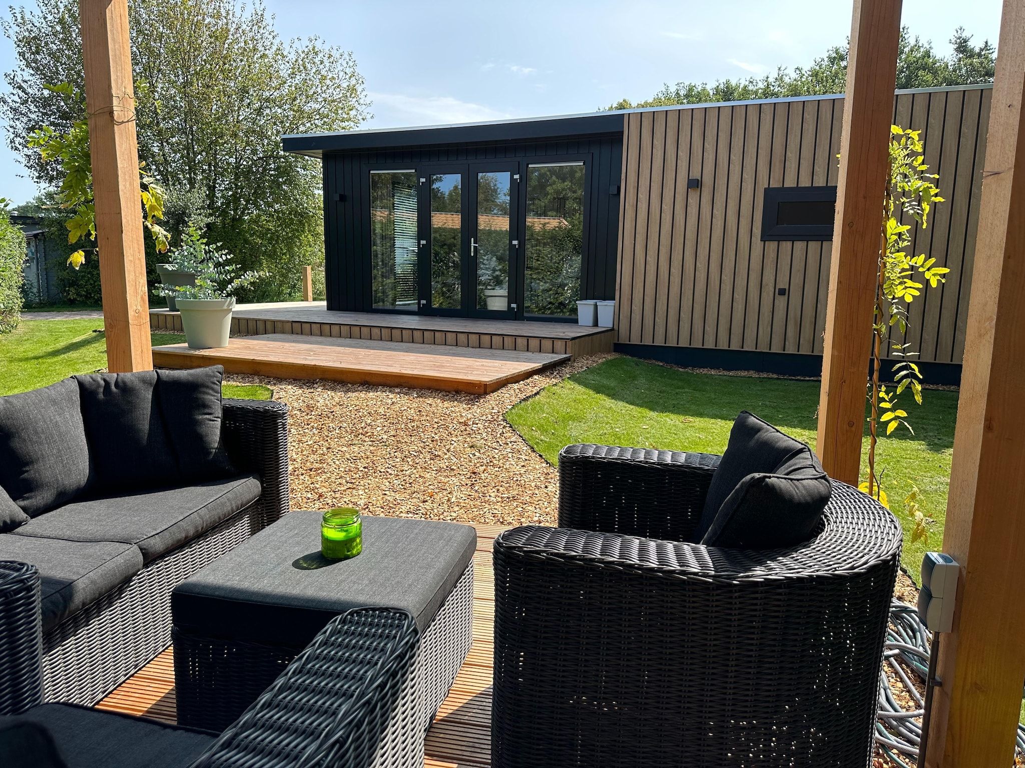 Het terras van Chalet de Blauwe regen in Balkbrug