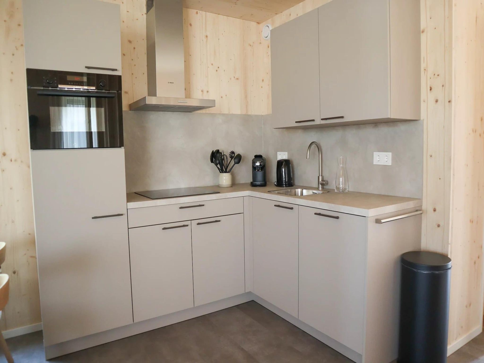 De keuken van Bungalow Ocean Deluxe 6 Person in ’s-Gravenzande