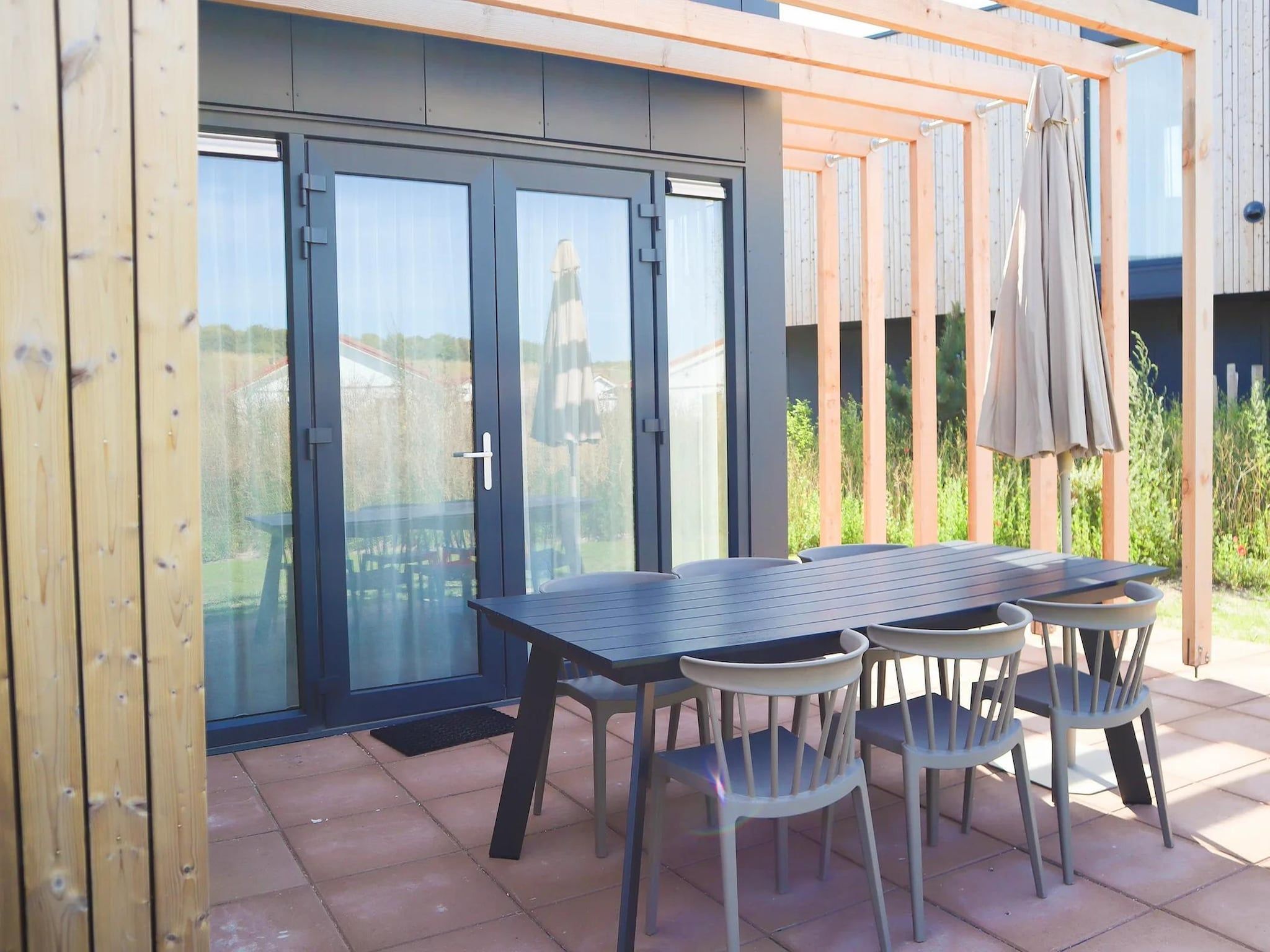 Het terras van Bungalow Ocean Deluxe 6 Person in ’s-Gravenzande