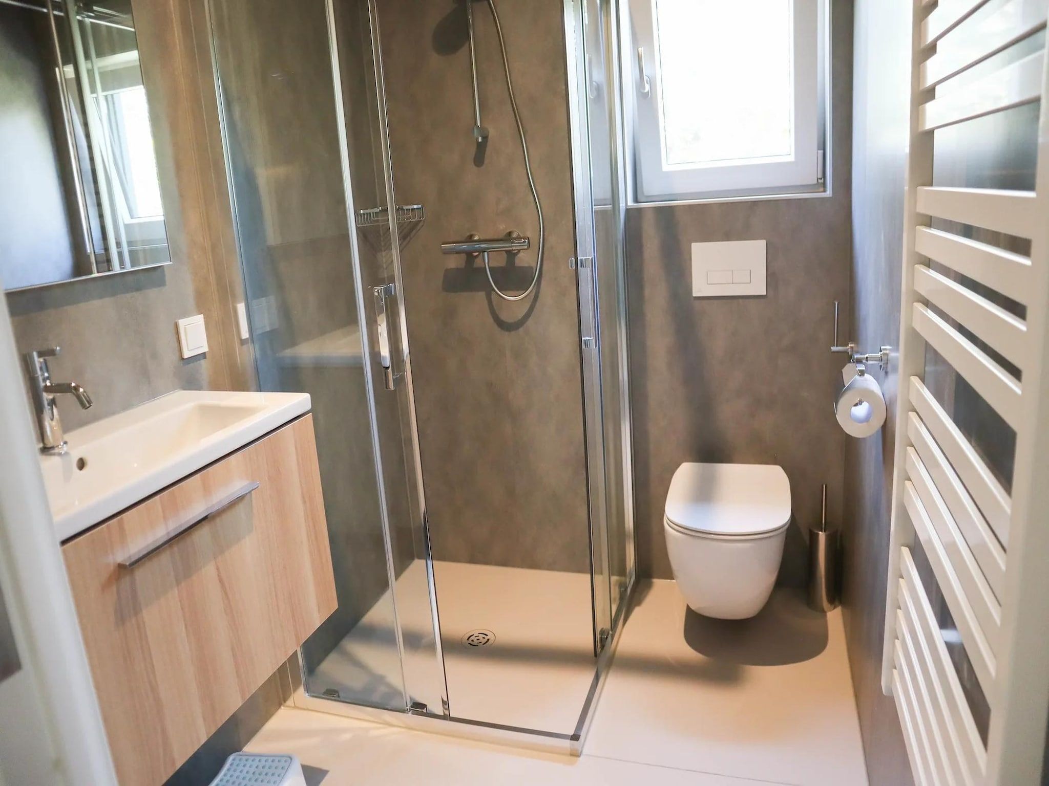 De badkamer van Bungalow Ocean Deluxe 6 Person in ’s-Gravenzande