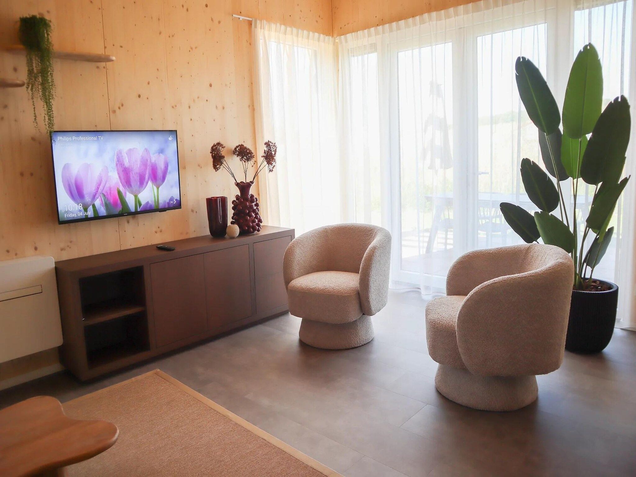 De woonkamer van Bungalow Ocean Deluxe 6 Person in ’s-Gravenzande