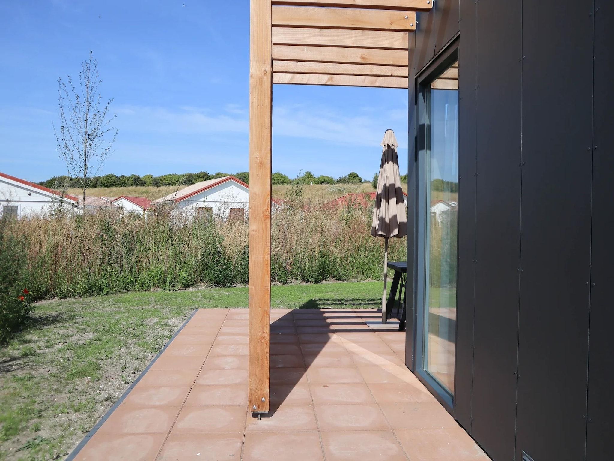 De tuin van Bungalow Ocean Deluxe 6 Person in ’s-Gravenzande