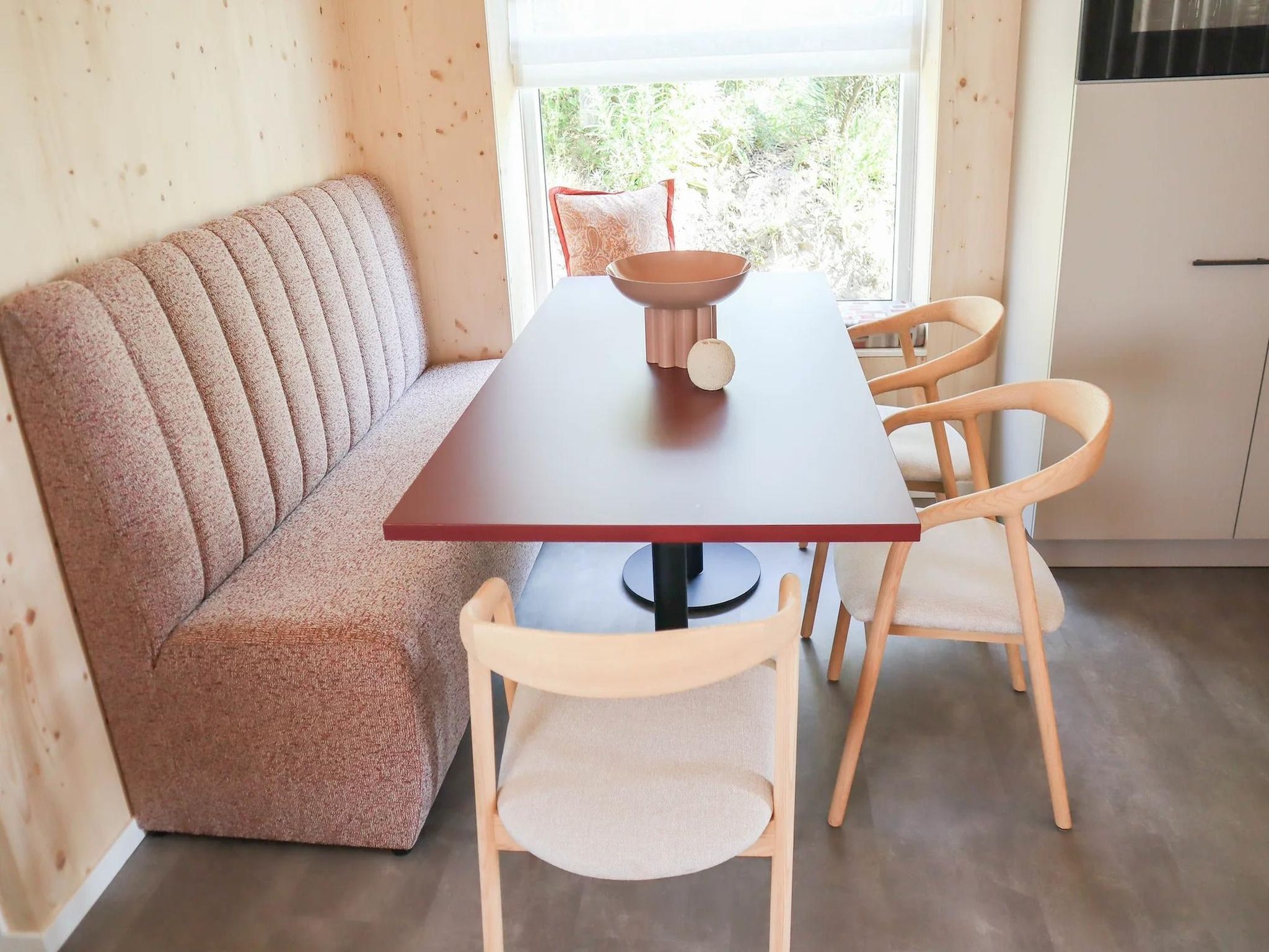 De eetkamer van Bungalow Ocean Deluxe 6 Person in ’s-Gravenzande