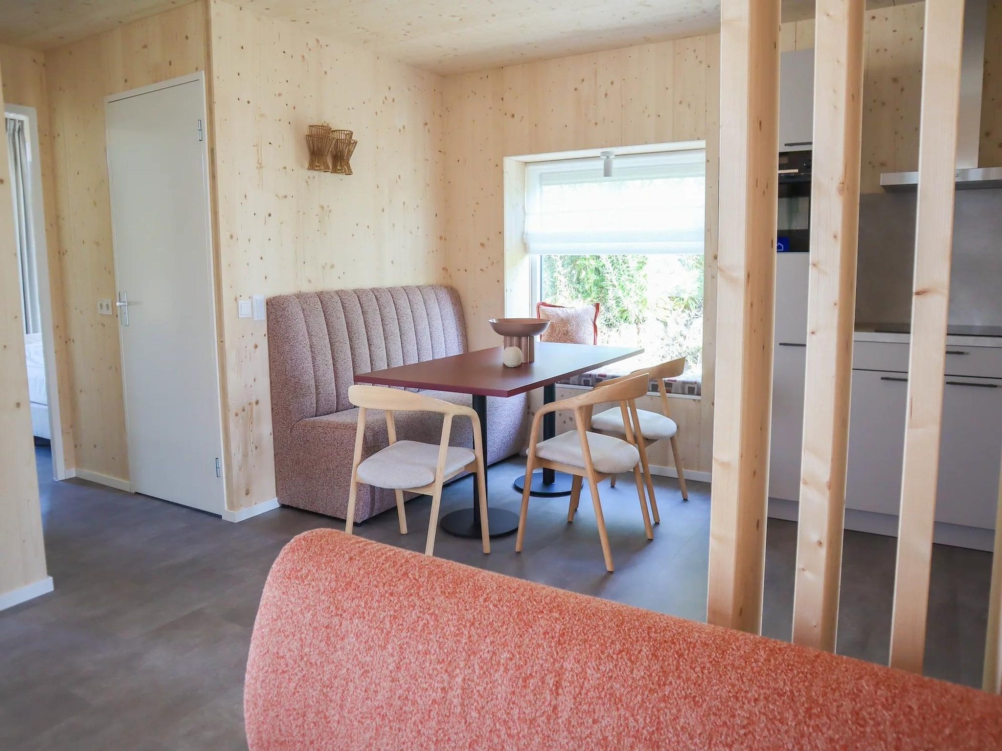 De eetkamer van Bungalow Ocean Deluxe 6 Person in ’s-Gravenzande