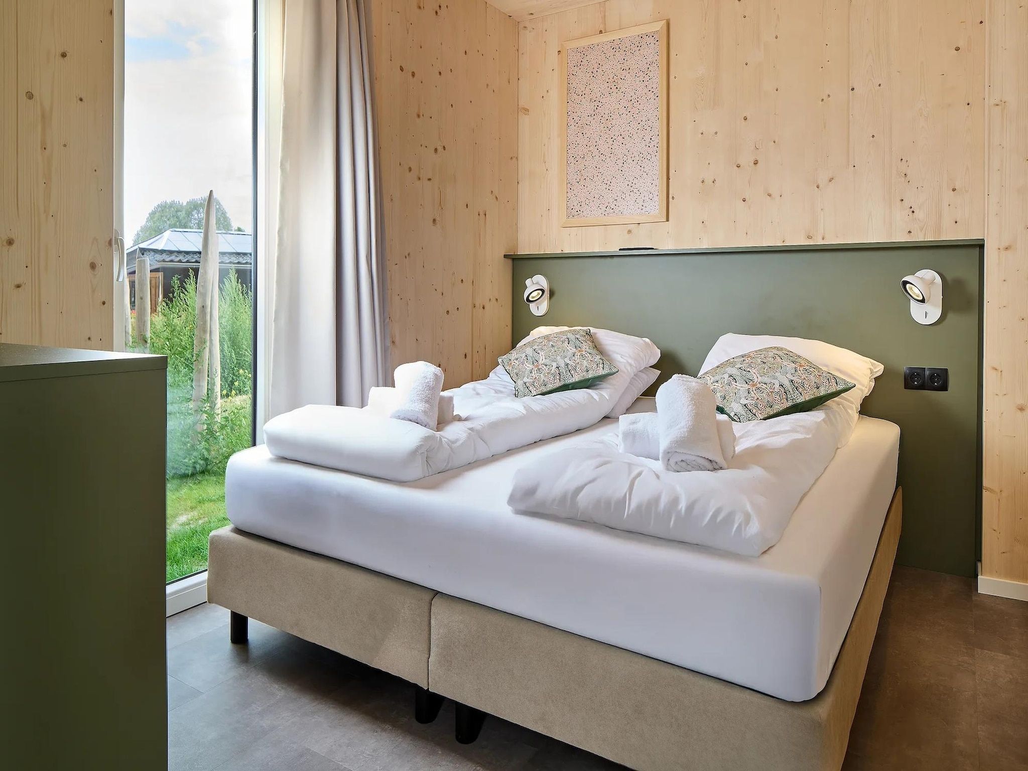 Een slaapkamer van Bungalow Ocean Deluxe 8 Person in ’s-Gravenzande