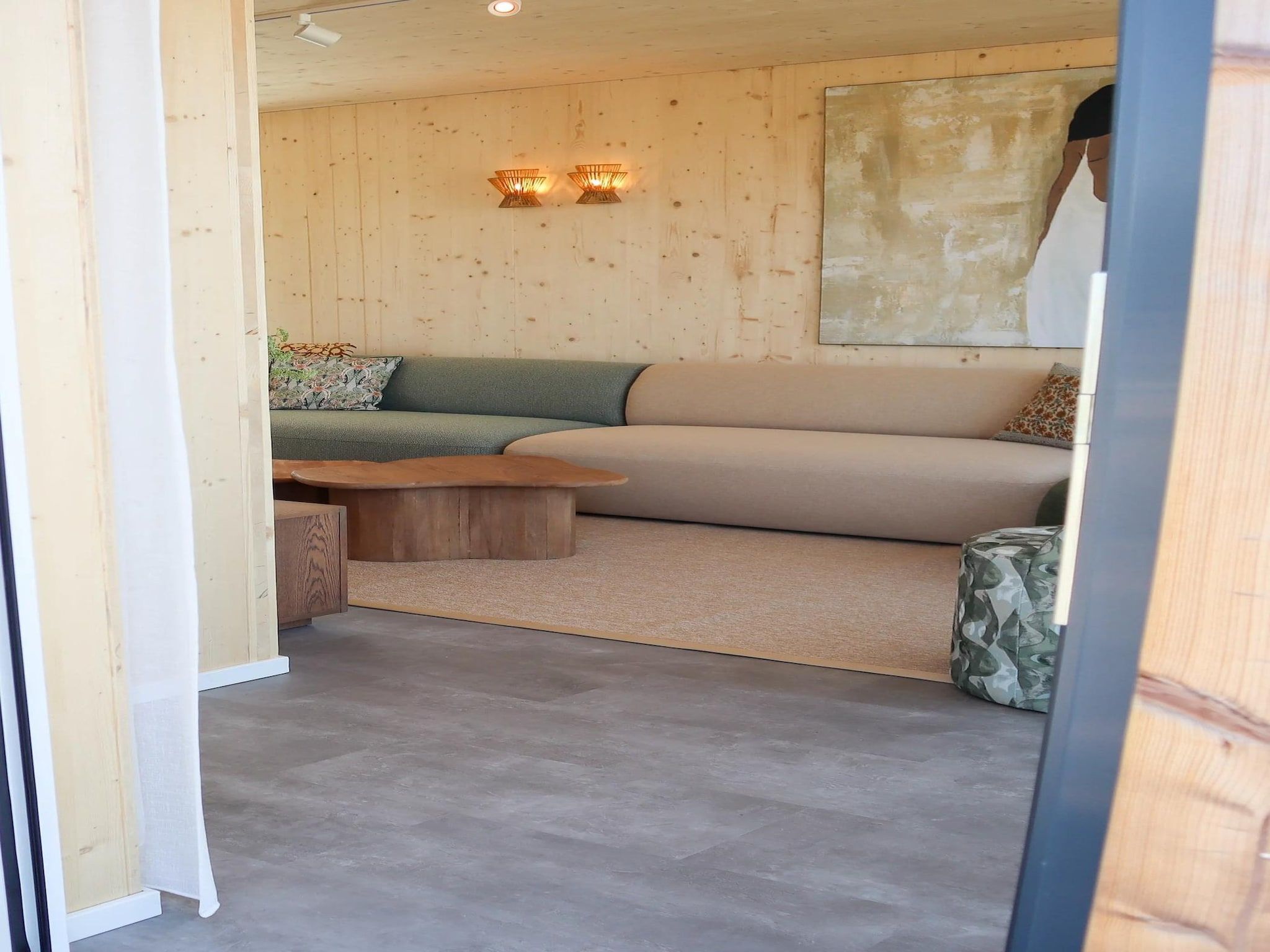 De woonkamer van Bungalow Ocean Deluxe 8 Person in ’s-Gravenzande