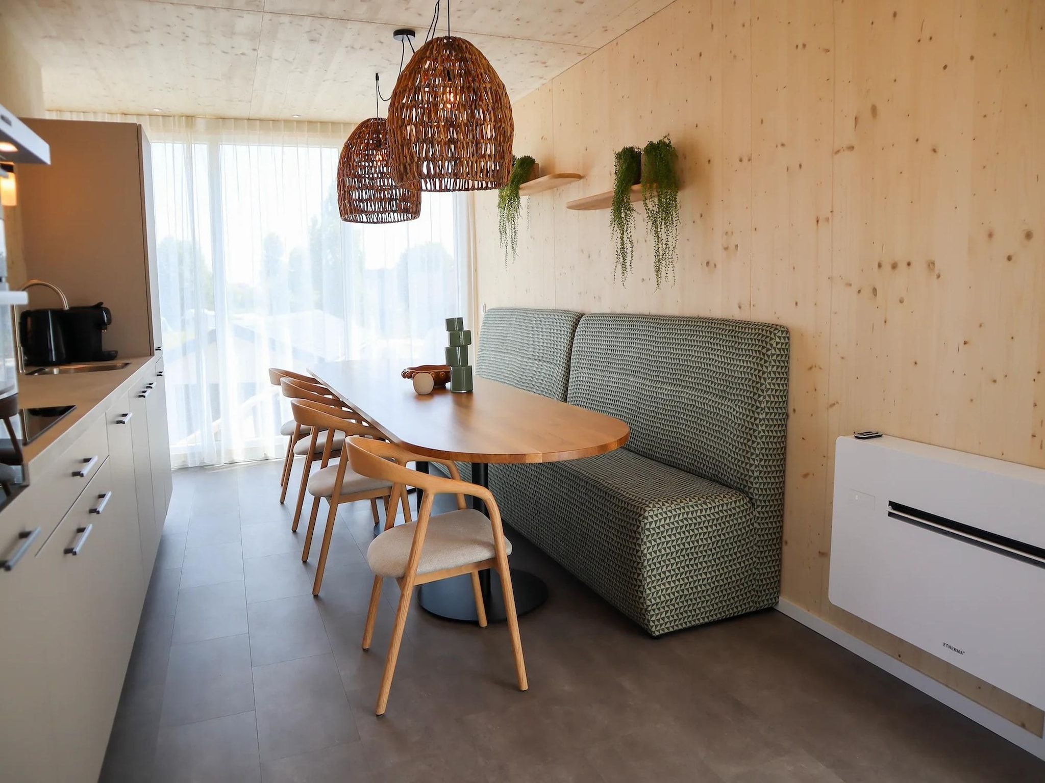 De eetkamer van Bungalow Ocean Deluxe 8 Person in ’s-Gravenzande