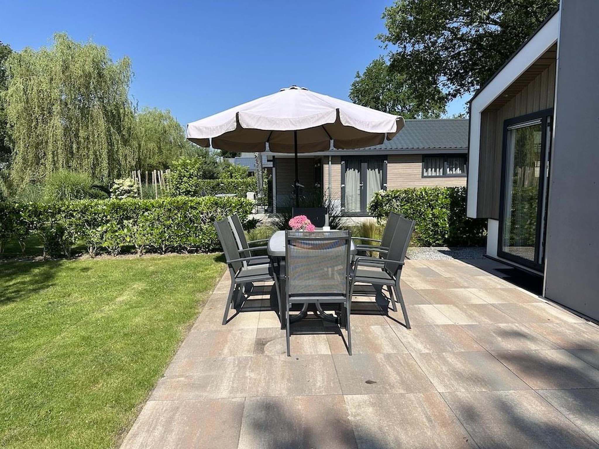 Het terras van Hackfort kavel 143 in Biddinghuizen