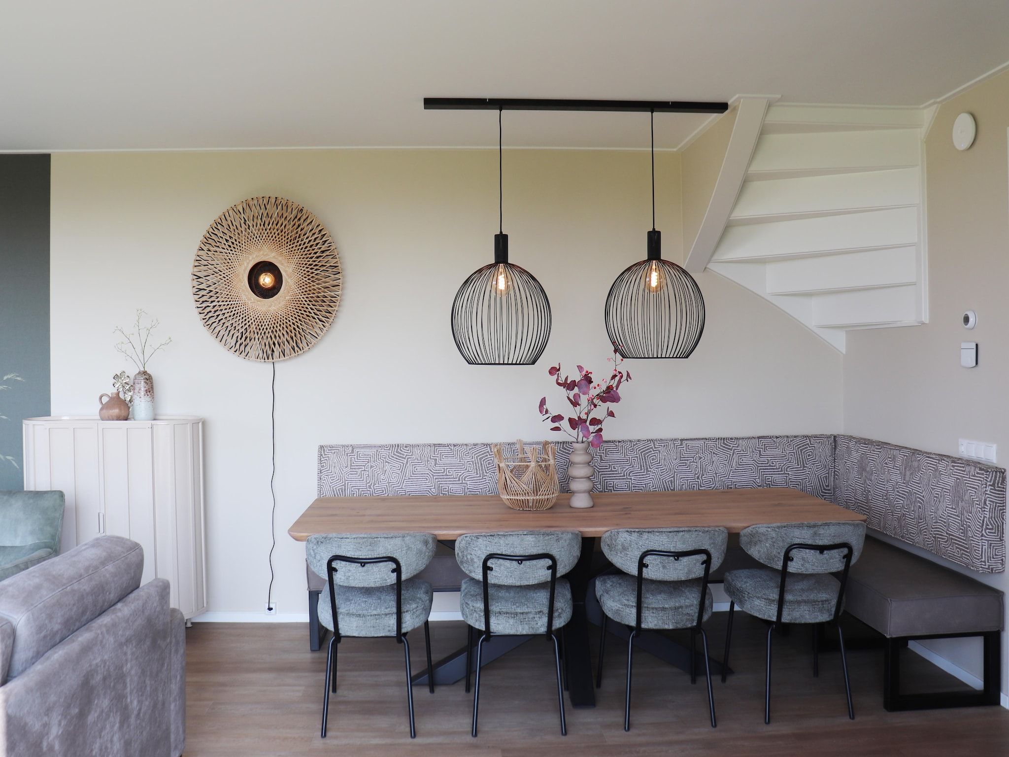 De eetkamer van Moderne villa op het Friese platteland in leons