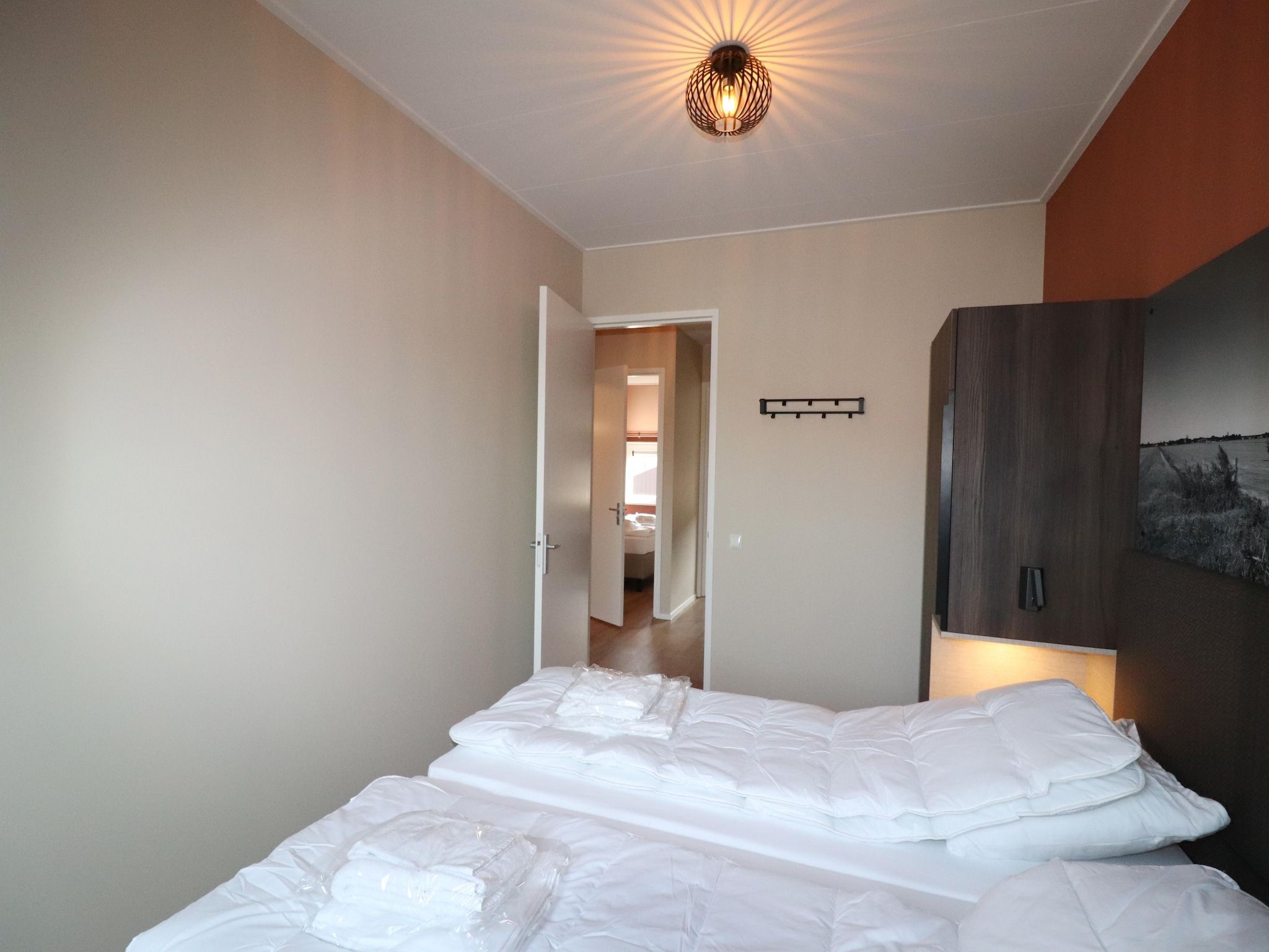Een slaapkamer van Moderne villa op het Friese platteland in leons