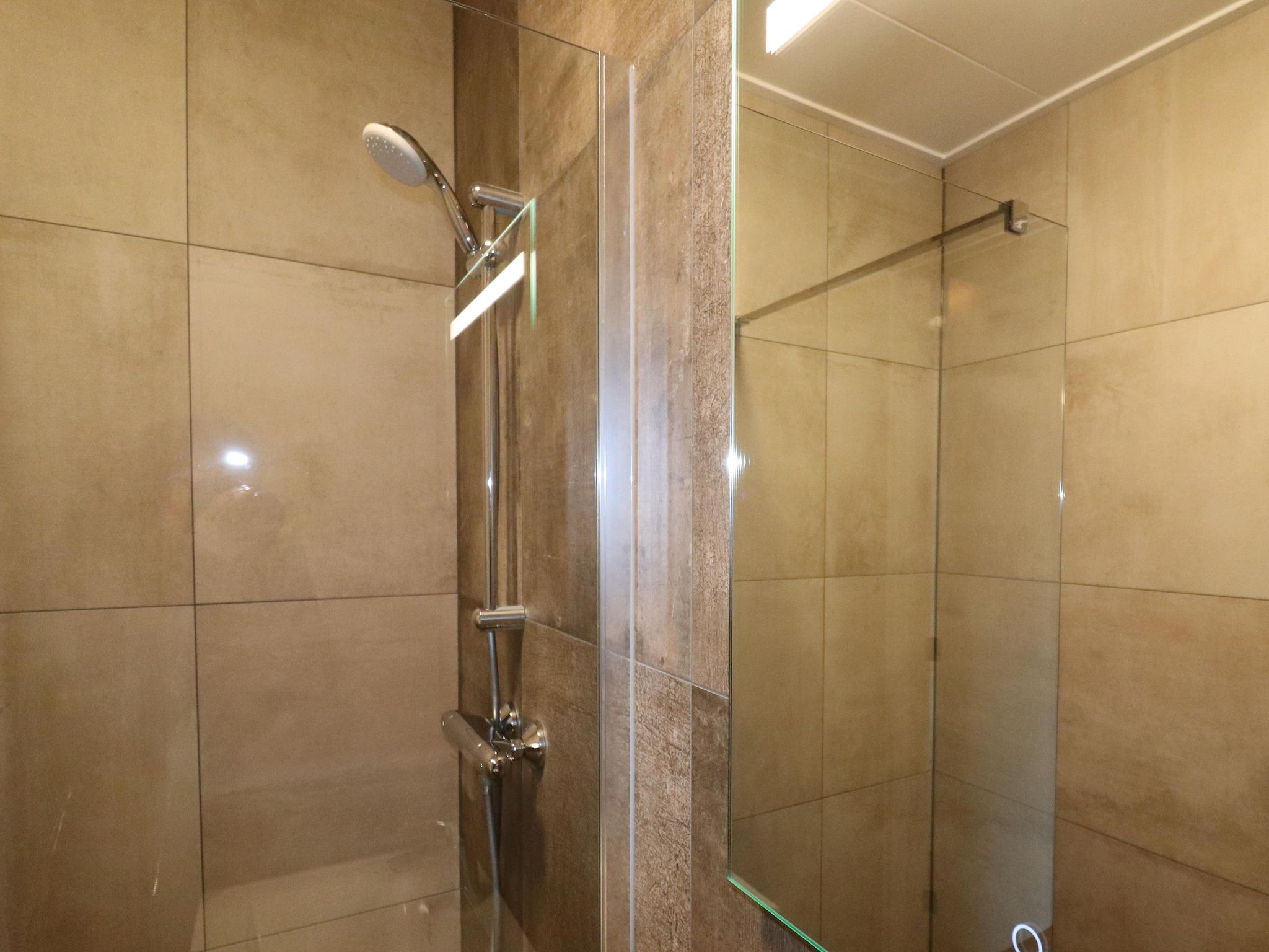 De badkamer van Moderne villa op het Friese platteland in leons