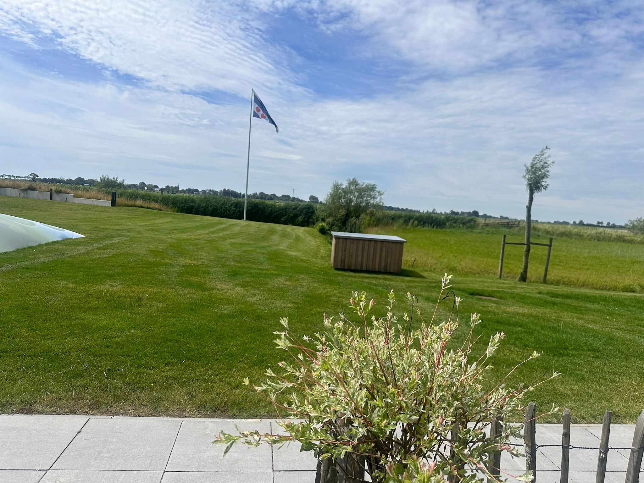 Het uitzicht vanaf Moderne villa op het Friese platteland in leons
