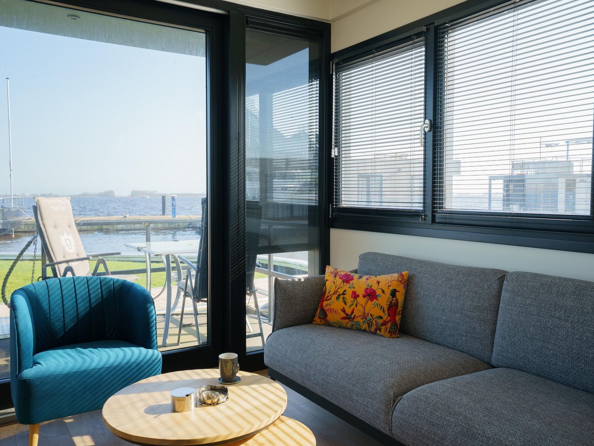 De woonkamer van Houseboat Meerzicht in Offingawier