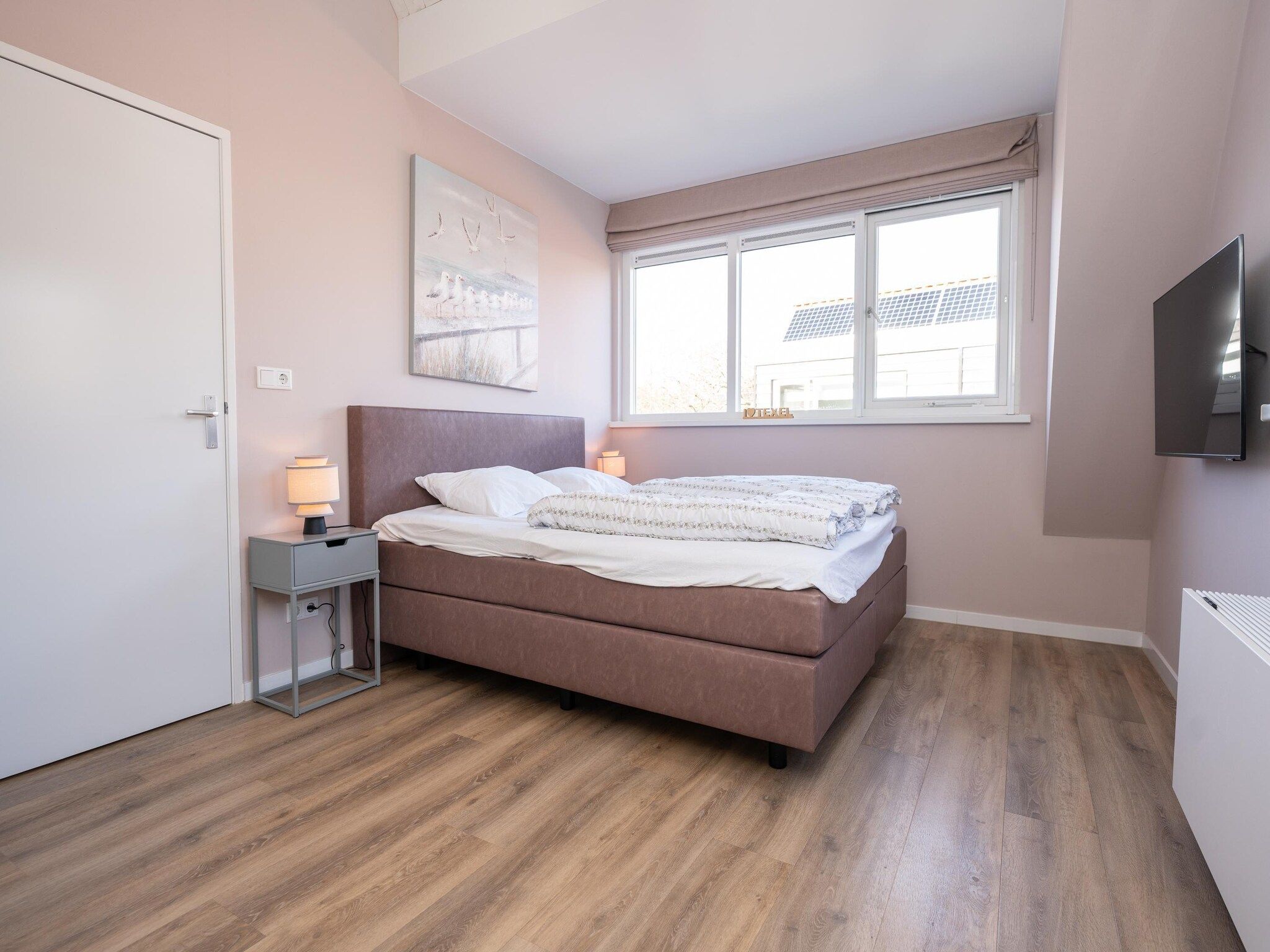 Een slaapkamer van Mienterbos-Heideglop in De Koog