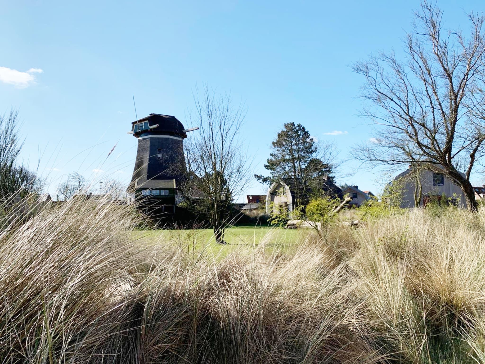 De buitenkant van De Molen van Egmond in Egmond aan den Hoef