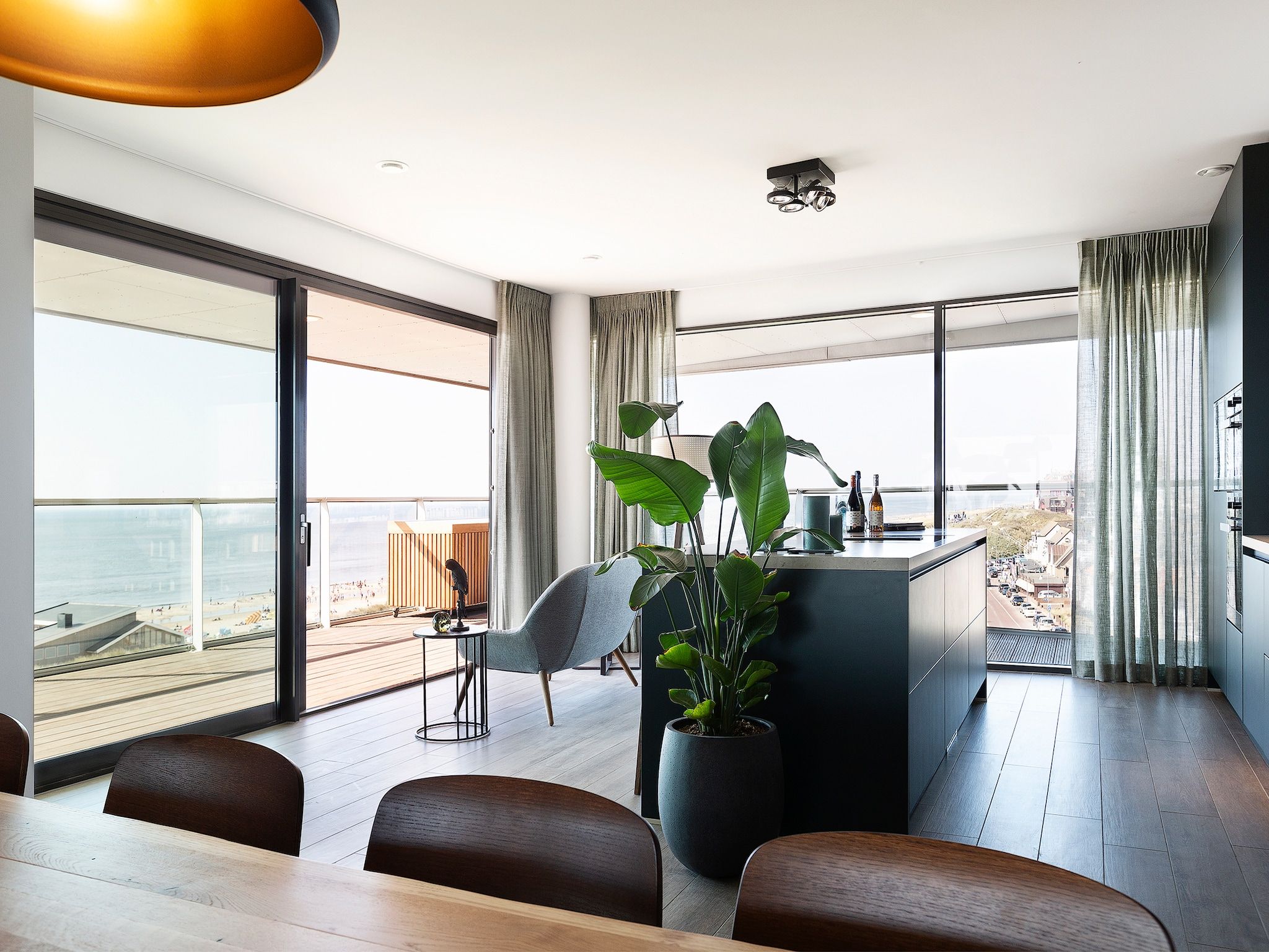 De eetkamer van Droomsuites Egmond aan Zee - 8 person apartment in Egmond aan Zee