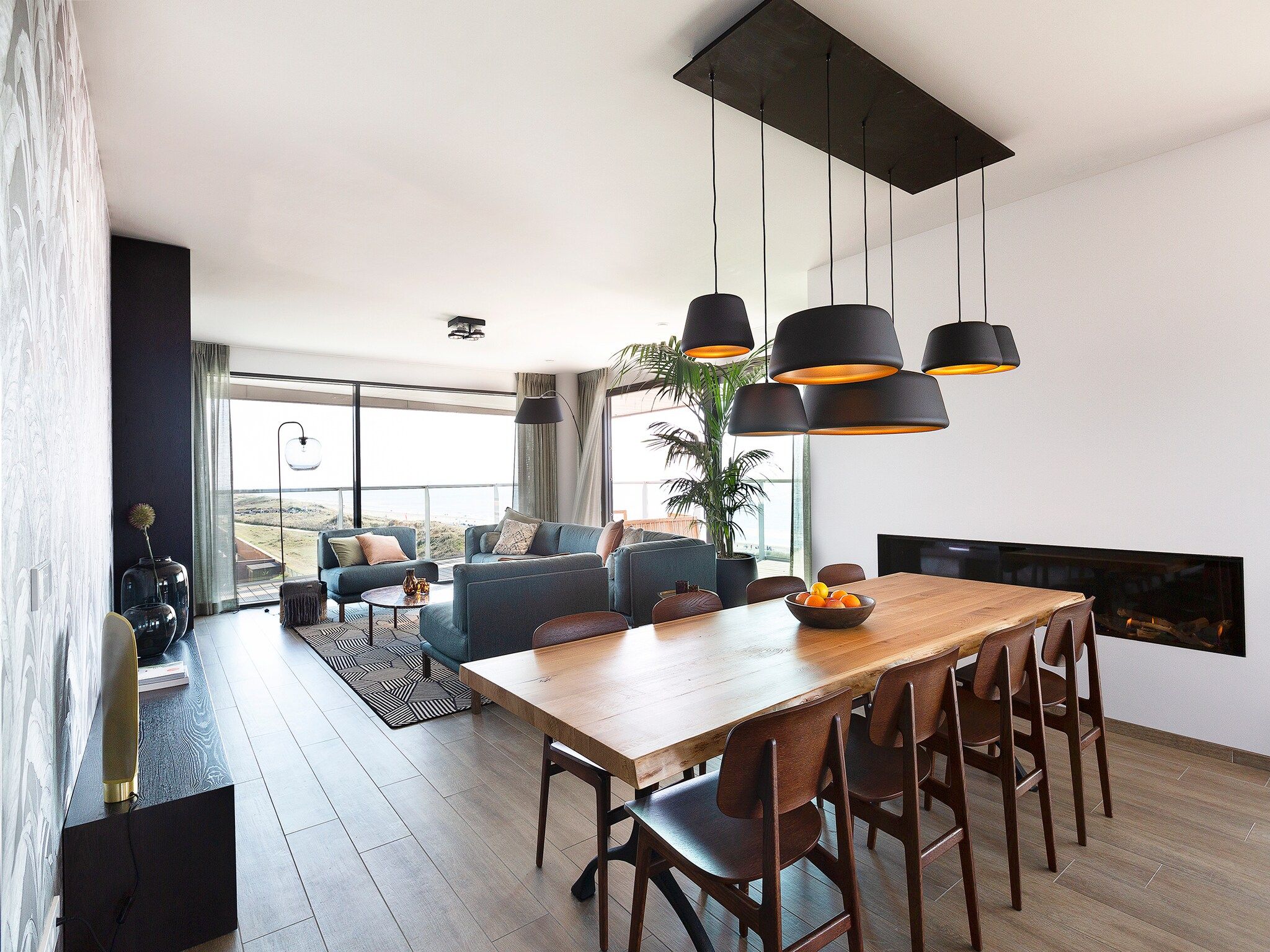 De eetkamer van Droomsuites Egmond aan Zee - 8 person apartment in Egmond aan Zee