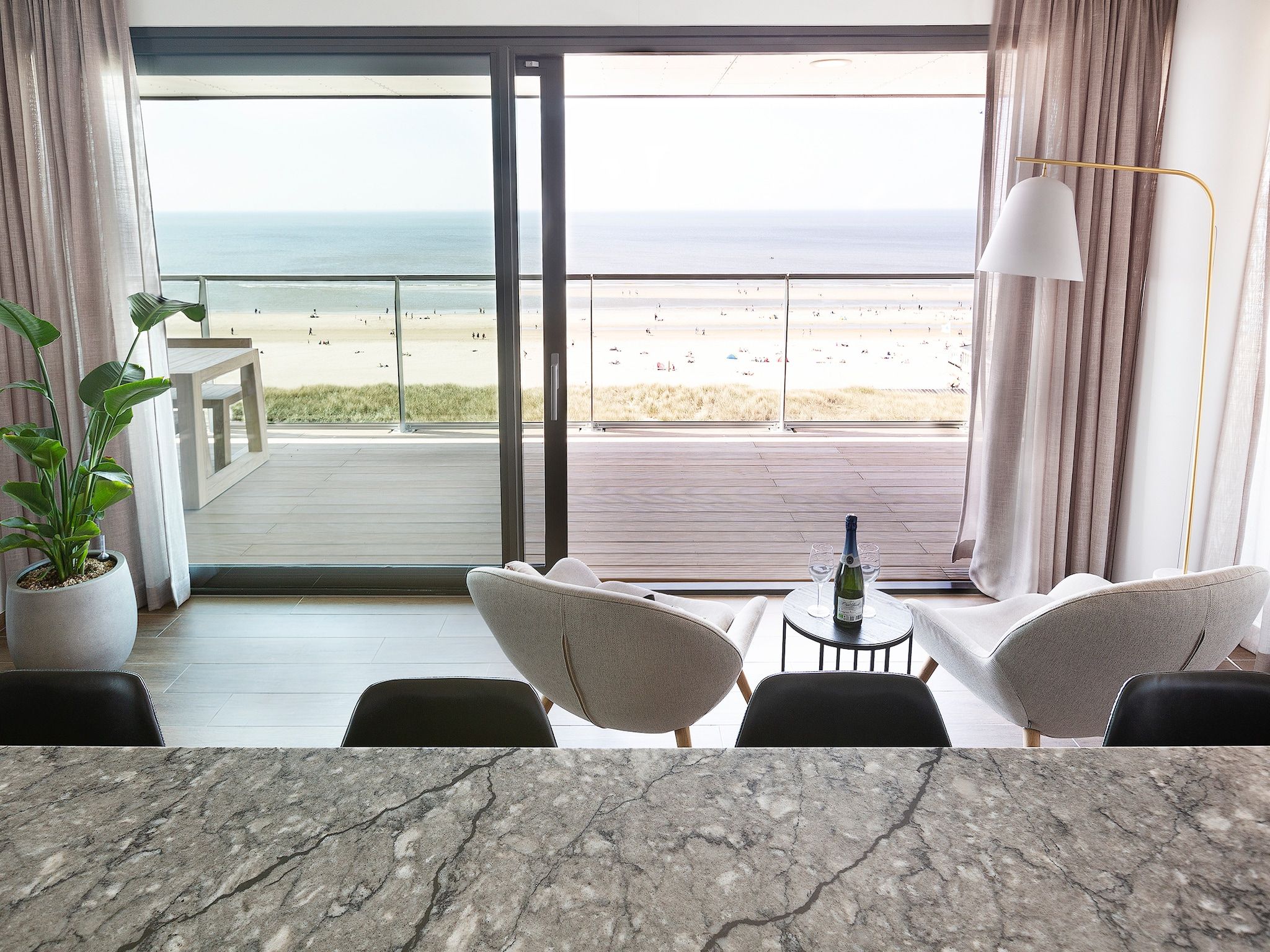 De eetkamer van Droomsuites Egmond aan Zee - 8 person apartment in Egmond aan Zee