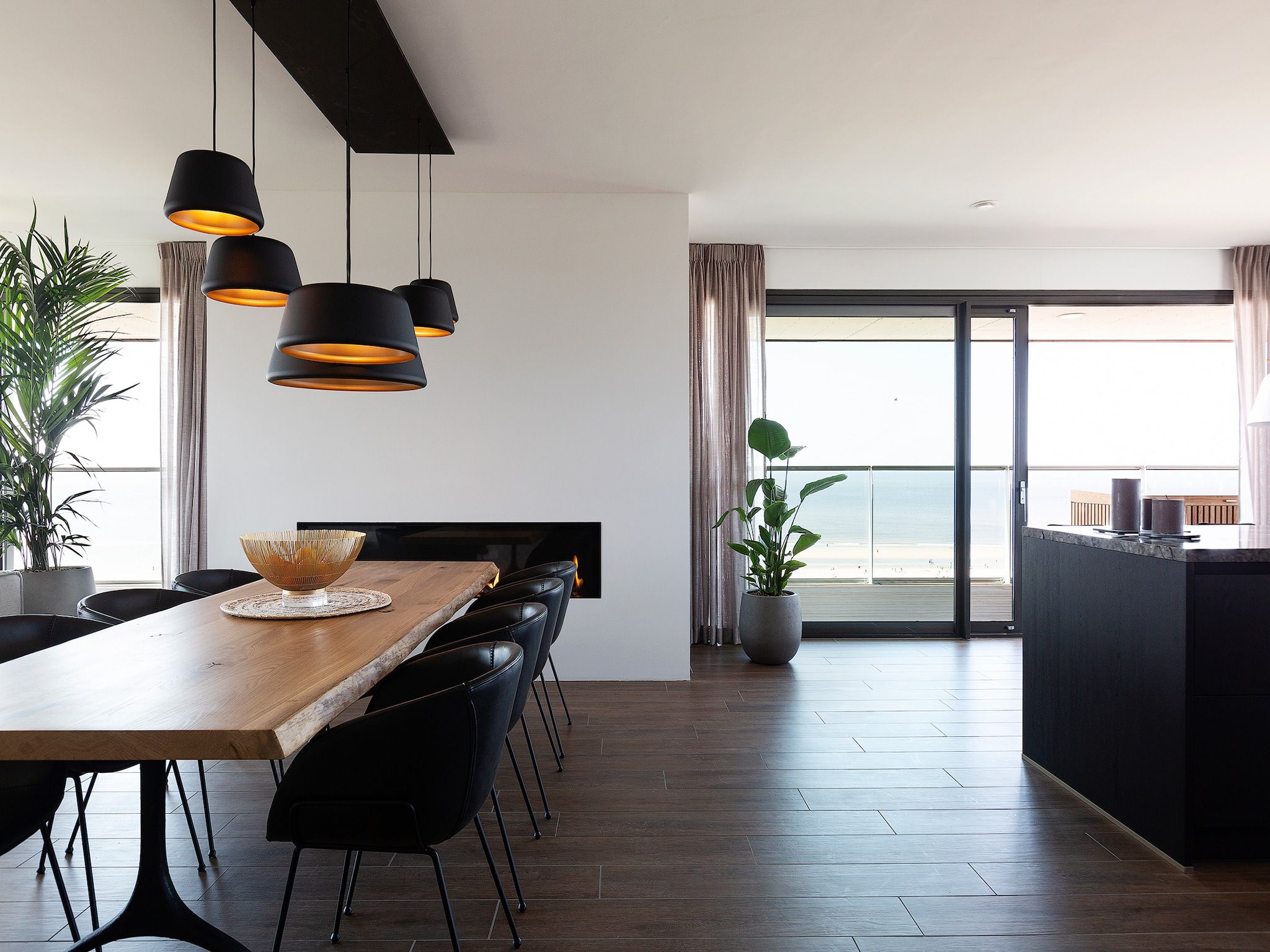 De eetkamer van Droomsuites Egmond aan Zee - 8 person apartment in Egmond aan Zee