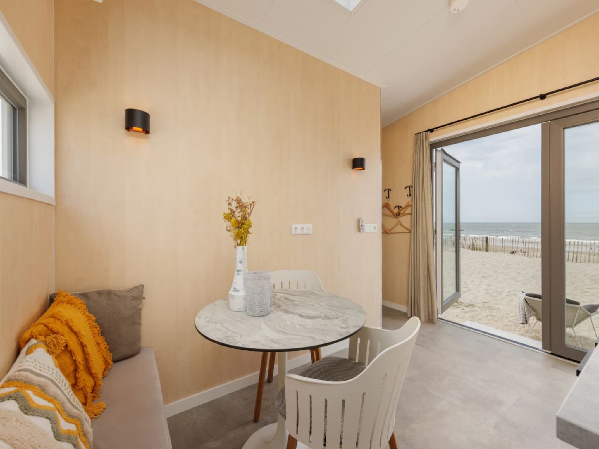 De woonkamer van Droomvilla Beach Houses Zandvoort - Partial sea view in Zandvoort