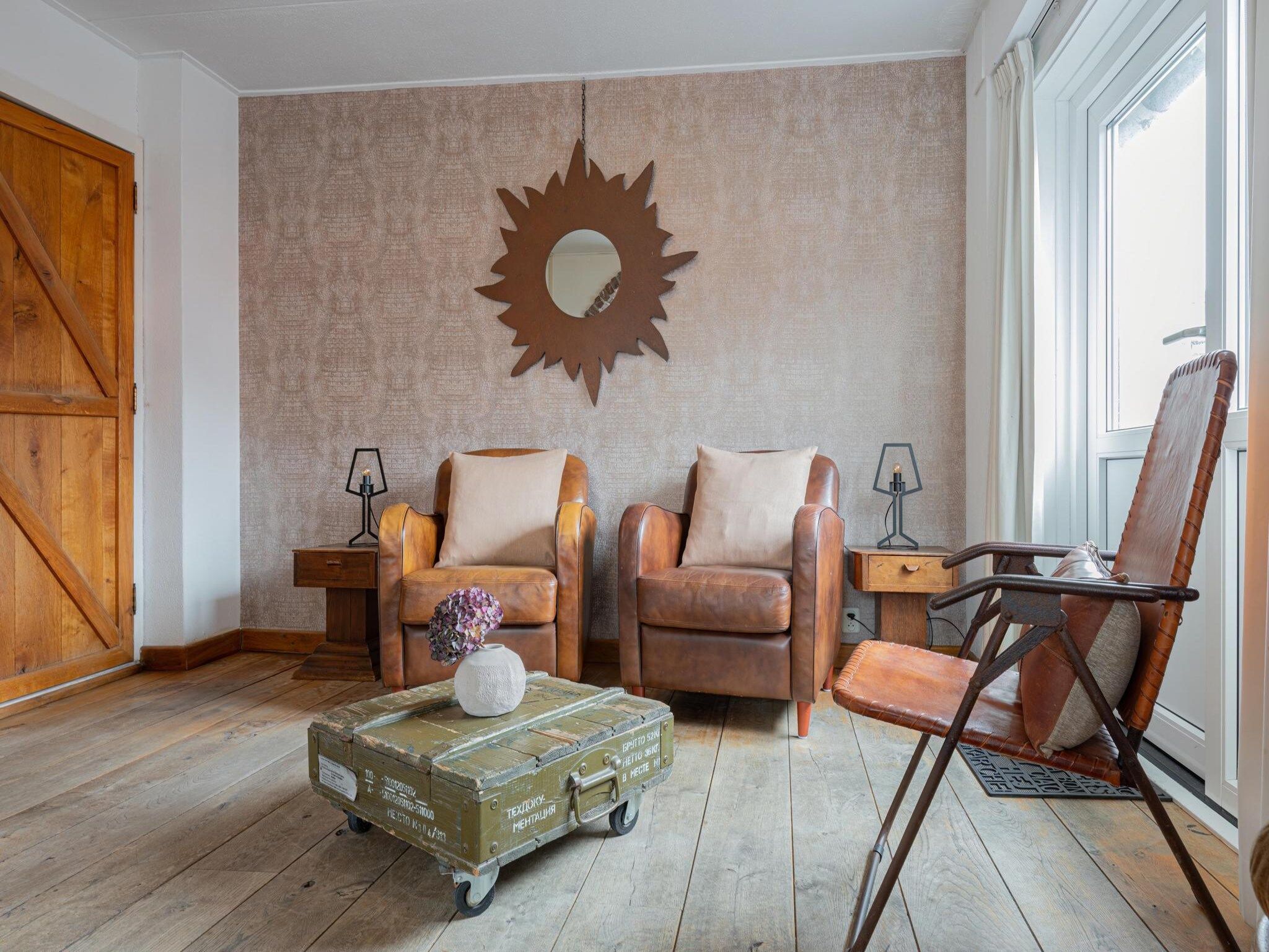 De woonkamer van La Chatelaine 1 in Egmond aan Zee