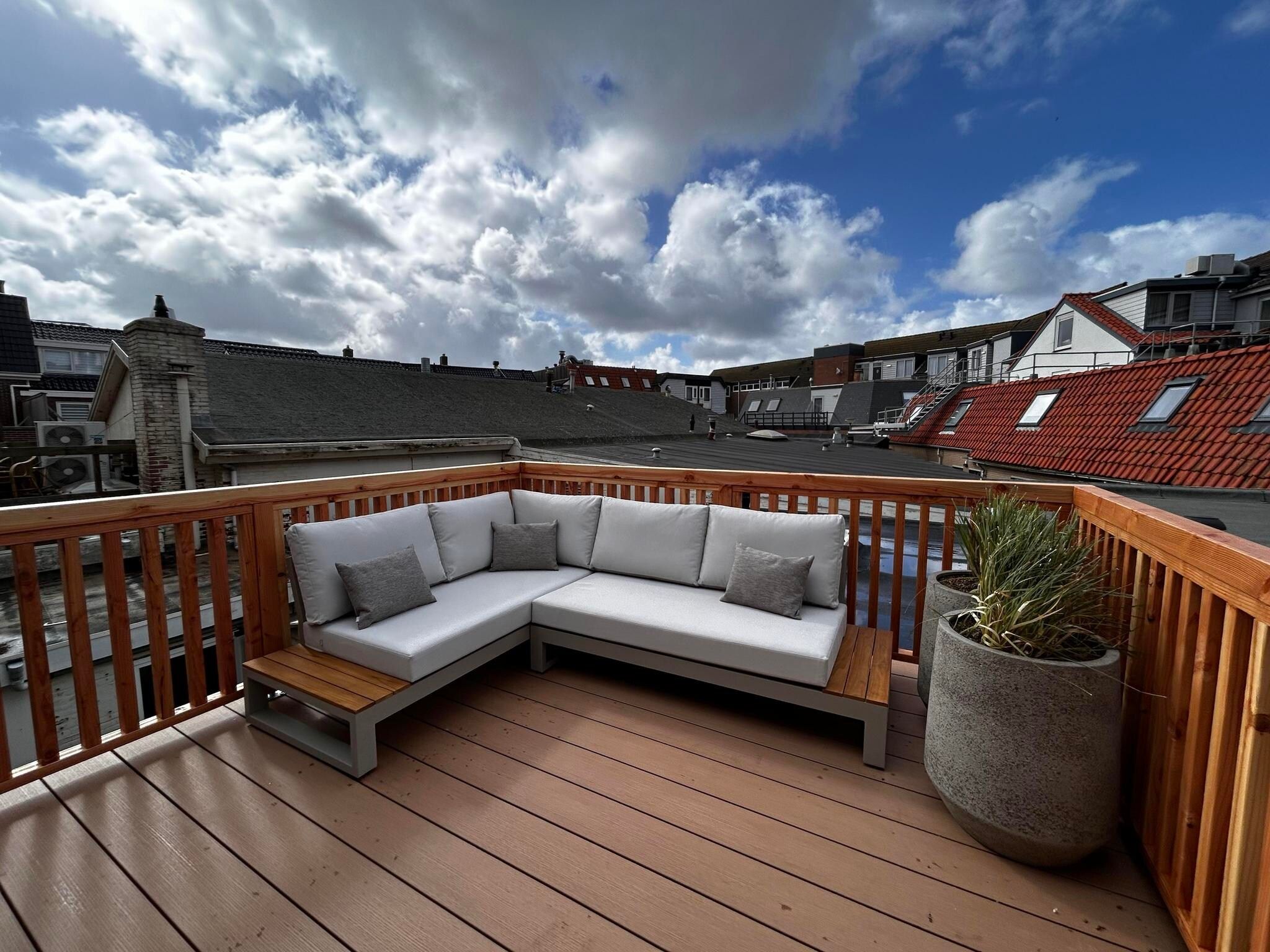Het terras van La Chatelaine 1 in Egmond aan Zee