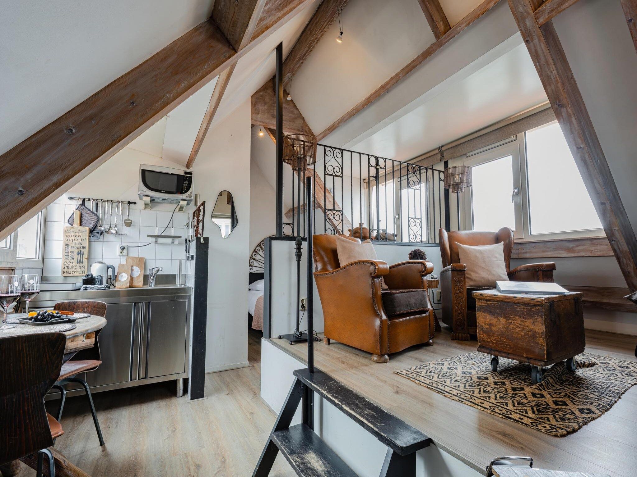 De woonkamer van La Chatelaine 2 in Egmond aan Zee