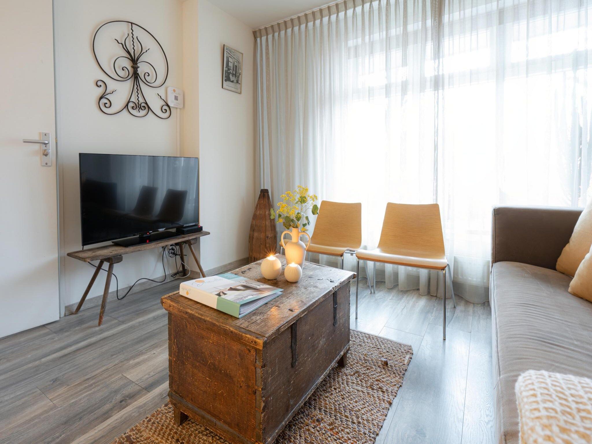 De woonkamer van La Chatelaine 3 in Egmond aan Zee