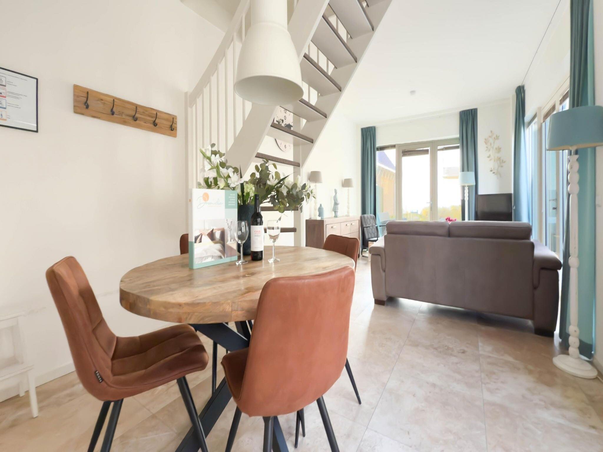 De eetkamer van Maanlicht in Egmond aan Zee