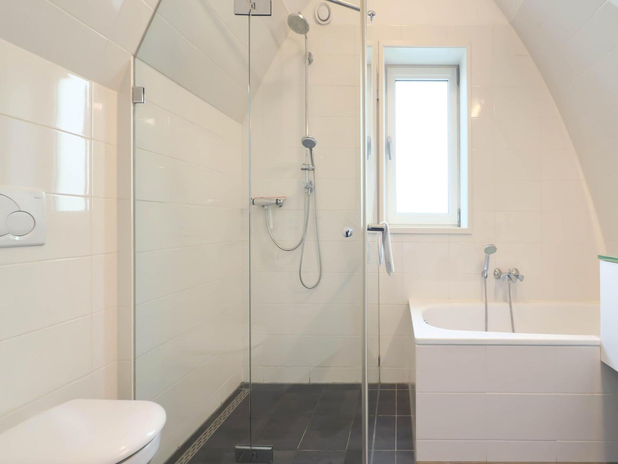 De badkamer van Maanlicht in Egmond aan Zee