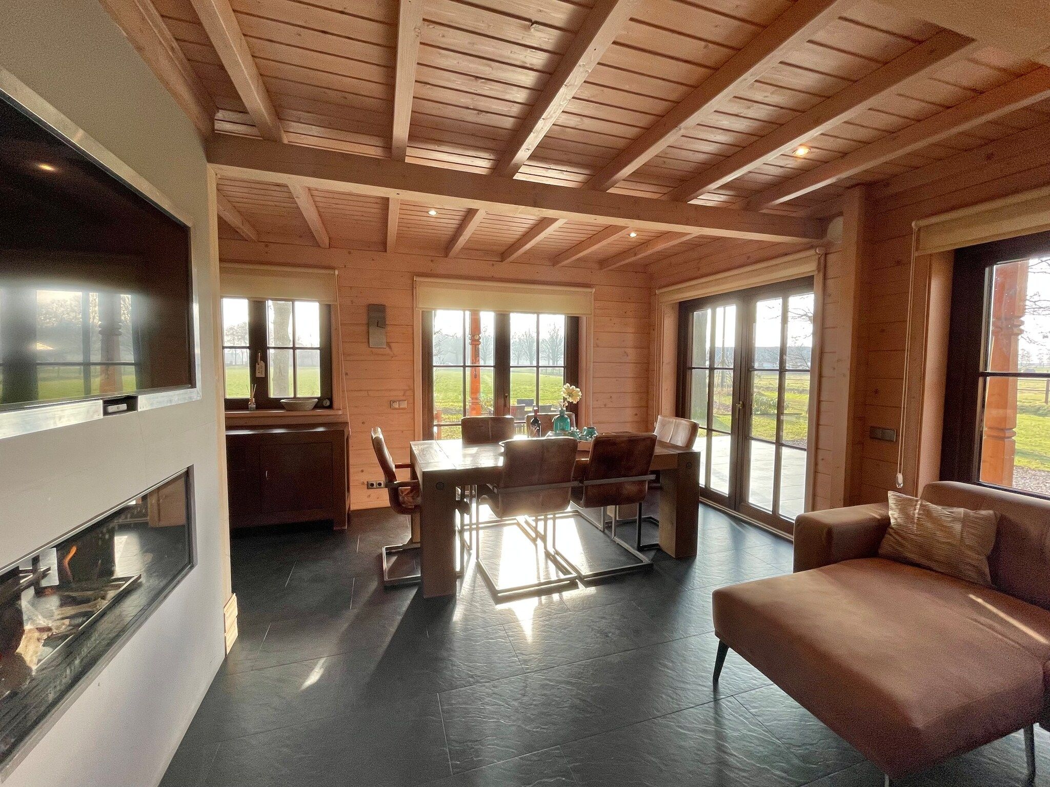 De eetkamer van Salland Hideaway - 4 persons in Den Ham