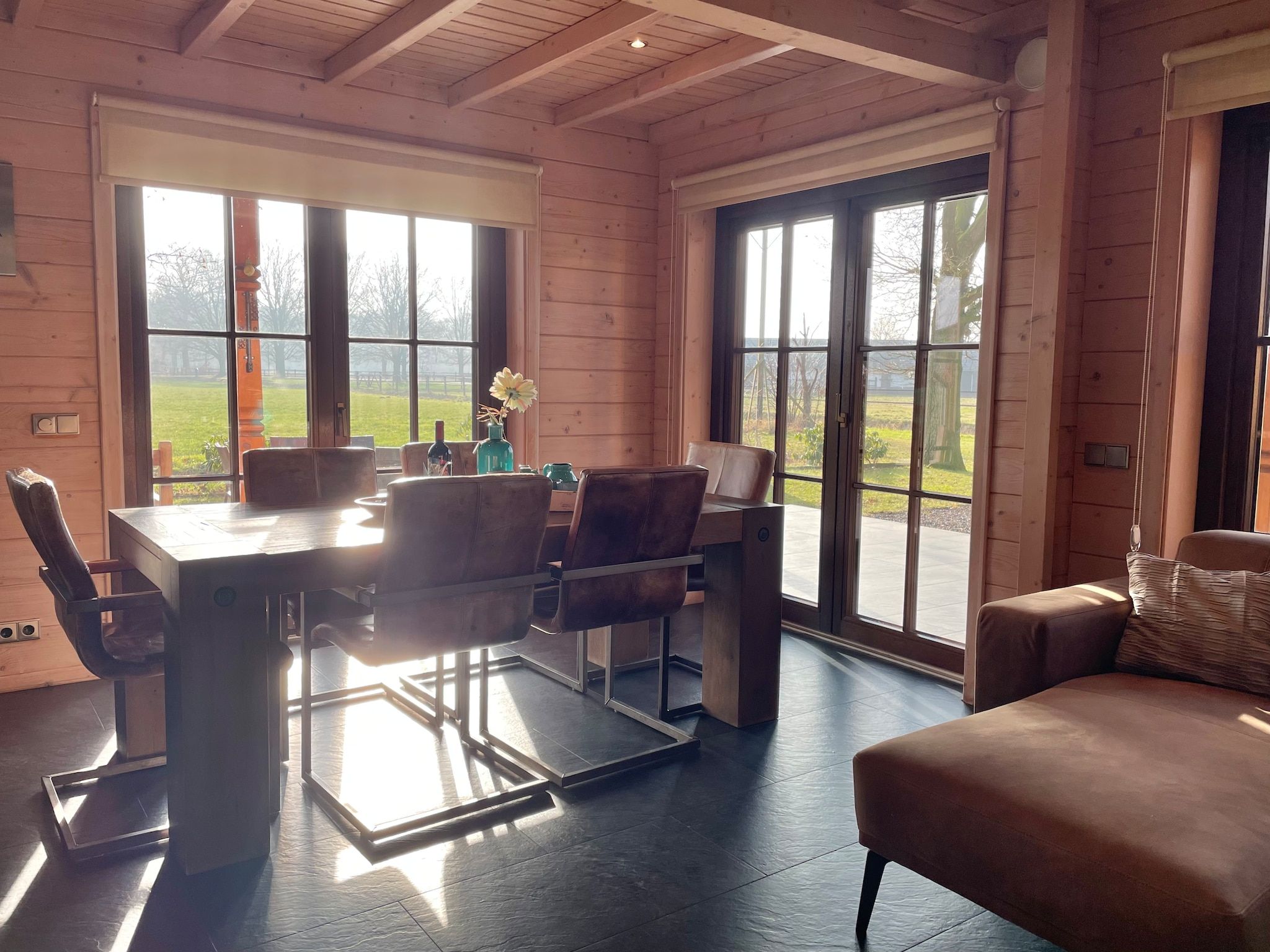 De eetkamer van Salland Hideaway - 4 persons in Den Ham