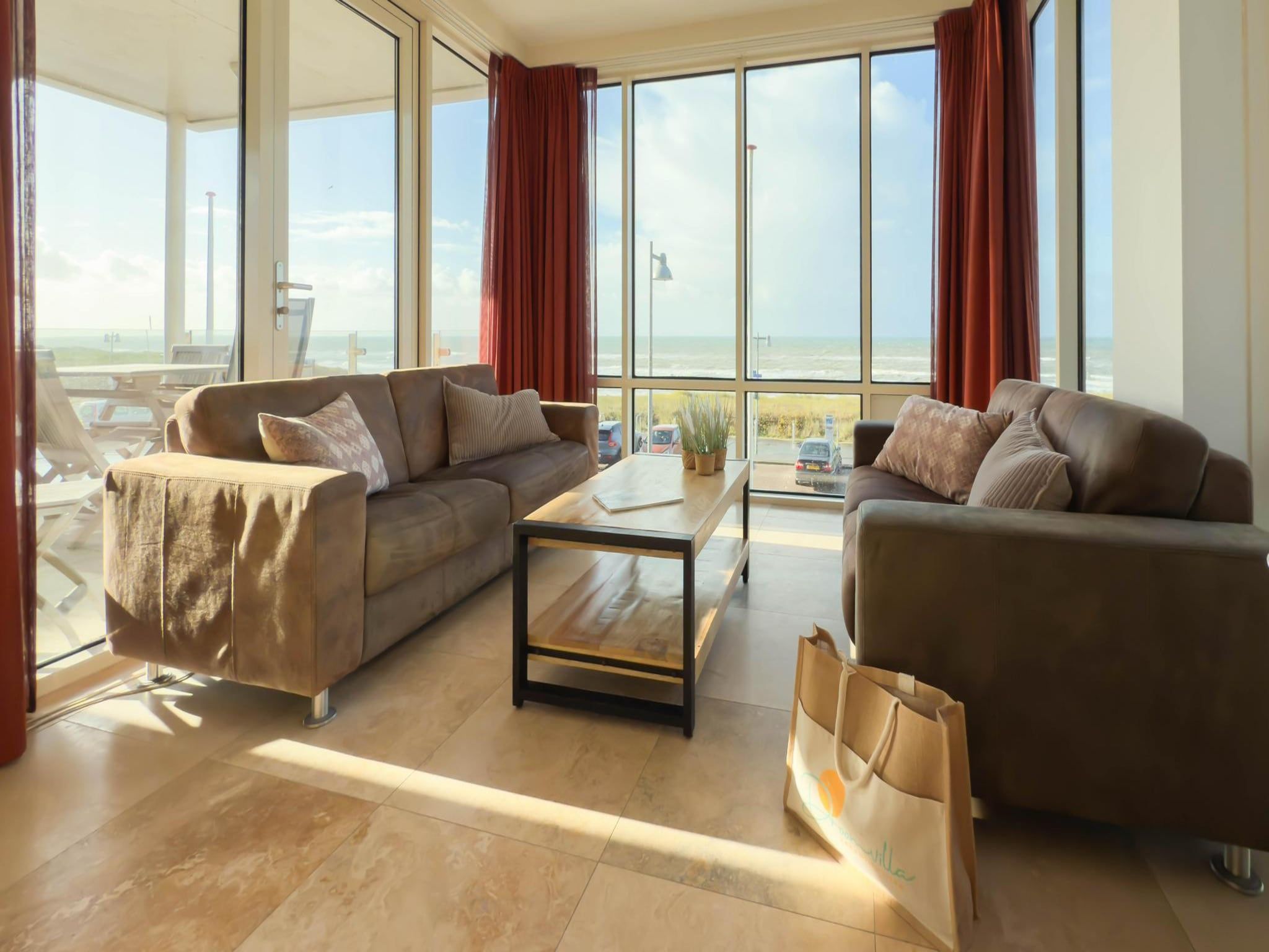 De woonkamer van Sterrenlicht in Egmond aan Zee
